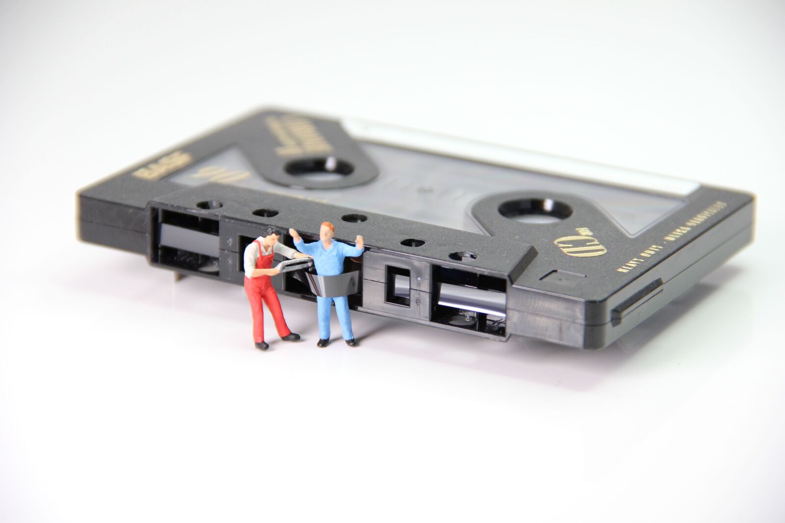Canon EOS 550D (EOS Rebel T2i / EOS Kiss X4) sample photo. Cassette, caught, miniature figures photography