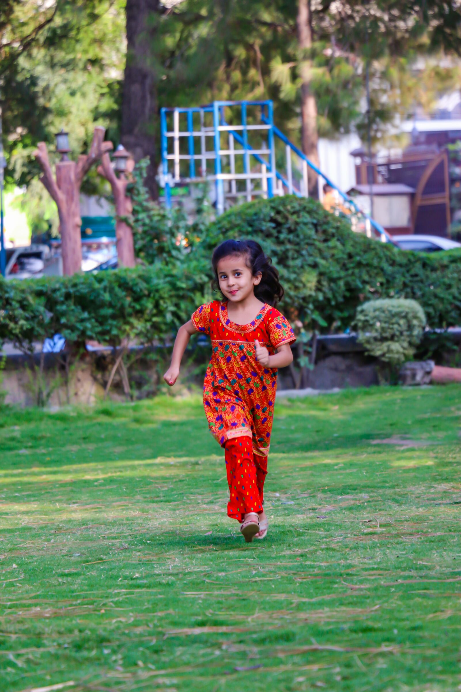 Canon EF-S 18-135mm F3.5-5.6 IS STM sample photo. Girl, child, running photography