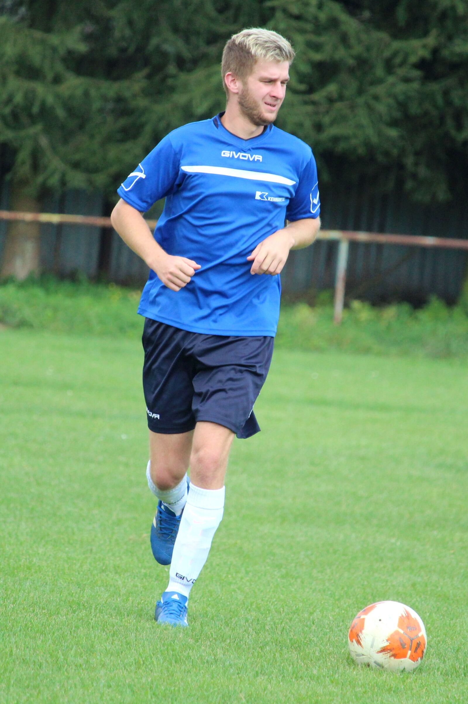 Canon EOS 1300D (EOS Rebel T6 / EOS Kiss X80) sample photo. Footballer, player, a man photography