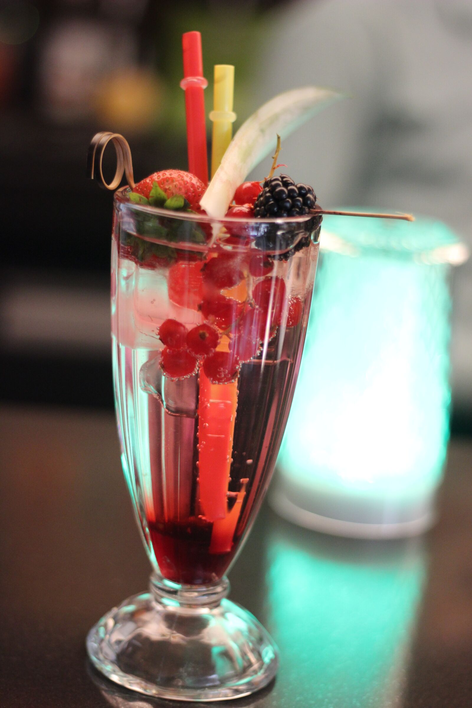 Canon EOS 600D (Rebel EOS T3i / EOS Kiss X5) + Canon EF 50mm F1.8 STM sample photo. Shirley temple, lobby, refreshing photography