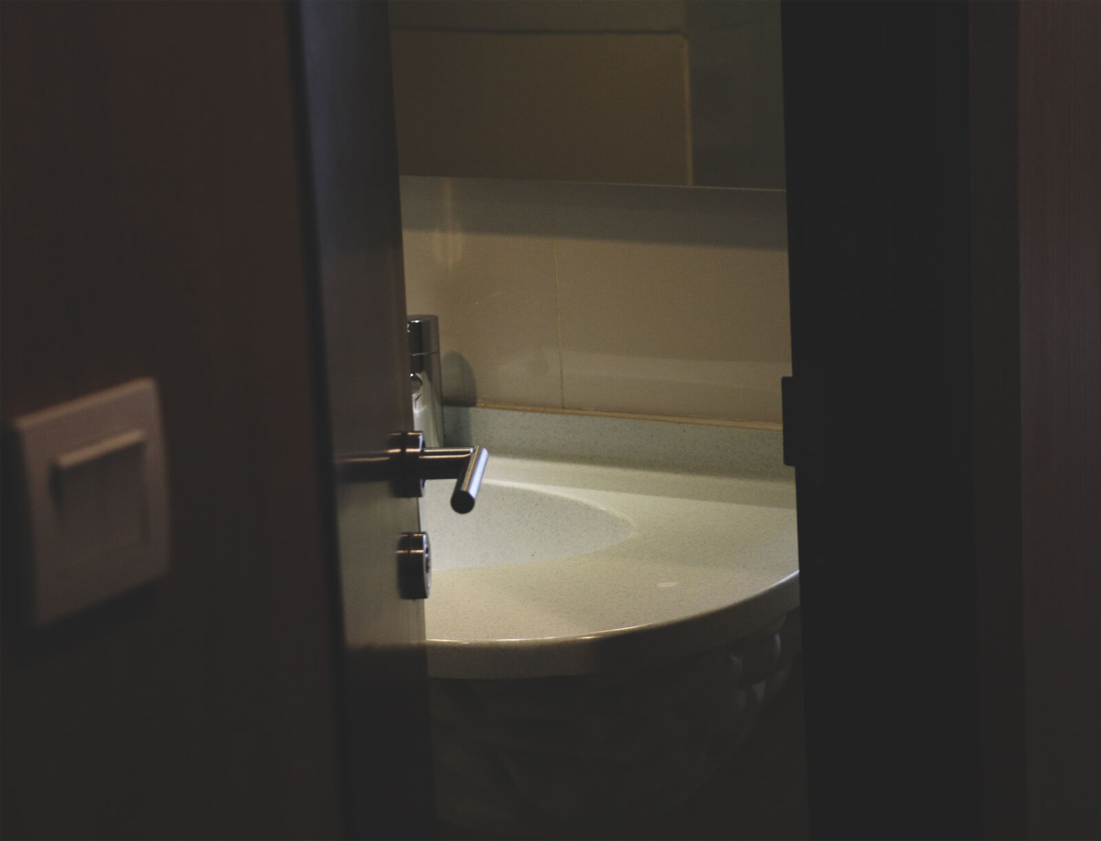 Canon EOS 70D sample photo. Apartment, bathroom, bathtub, bed photography