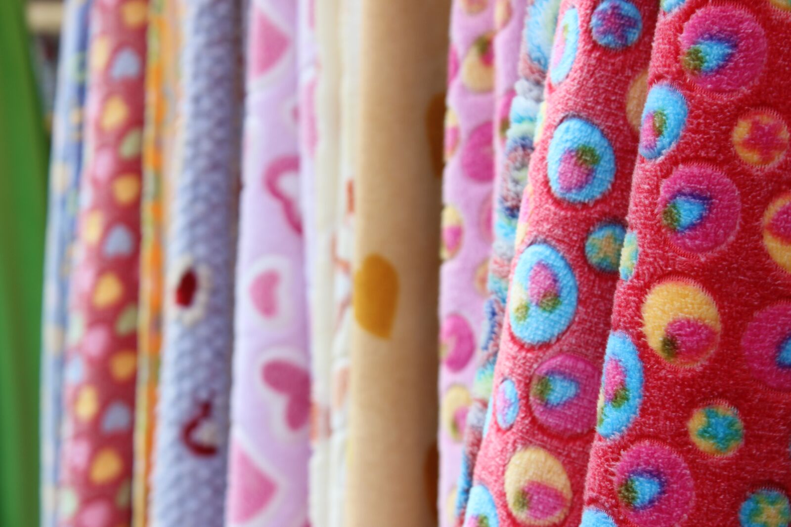 Canon EOS 600D (Rebel EOS T3i / EOS Kiss X5) sample photo. Fabric, red, pattern photography