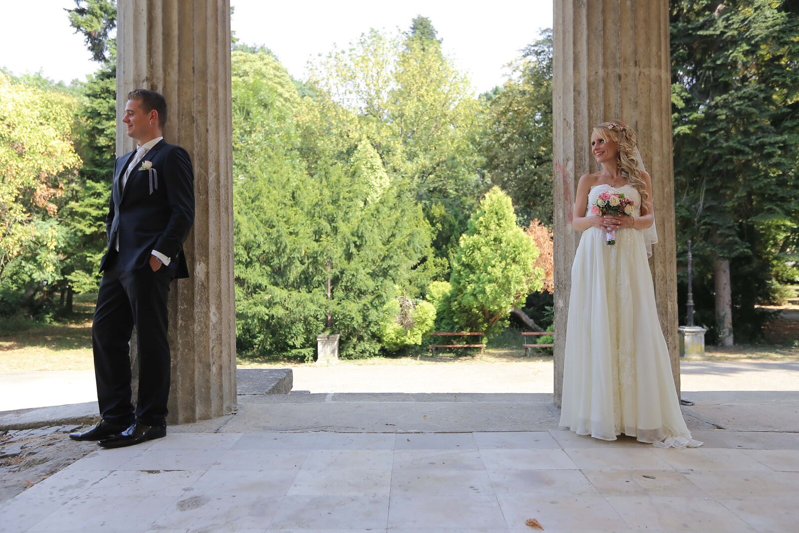 Canon EF 16-35mm F2.8L II USM sample photo. Posing, bride, groom, front photography