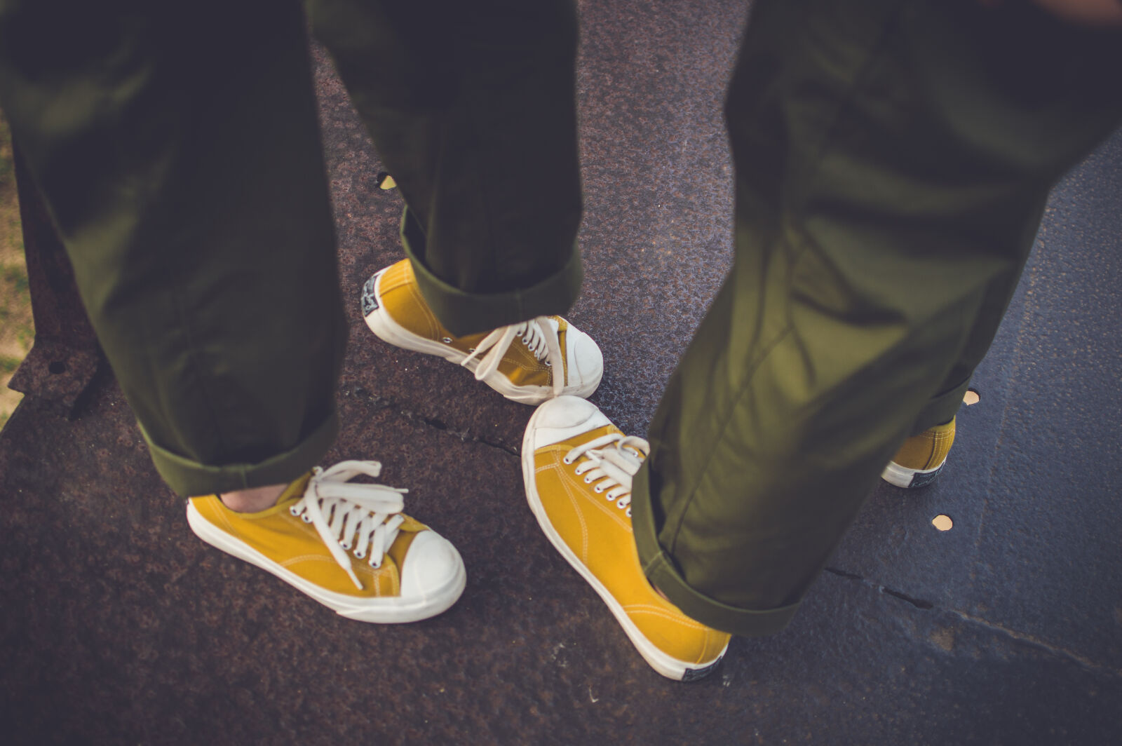 Nikon D3200 + Nikon AF-S DX Nikkor 35mm F1.8G sample photo. Blur, close, up, converse photography