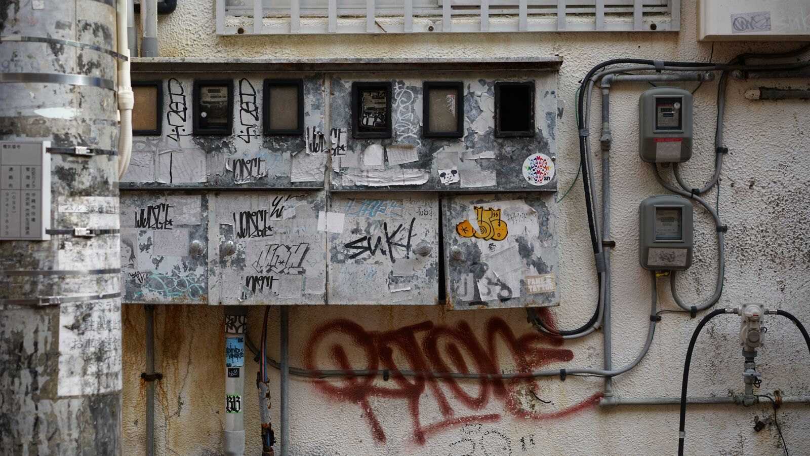 Sony a7R II + Sony Sonnar T* FE 55mm F1.8 ZA sample photo. Graffiti, skyline, electric cable photography