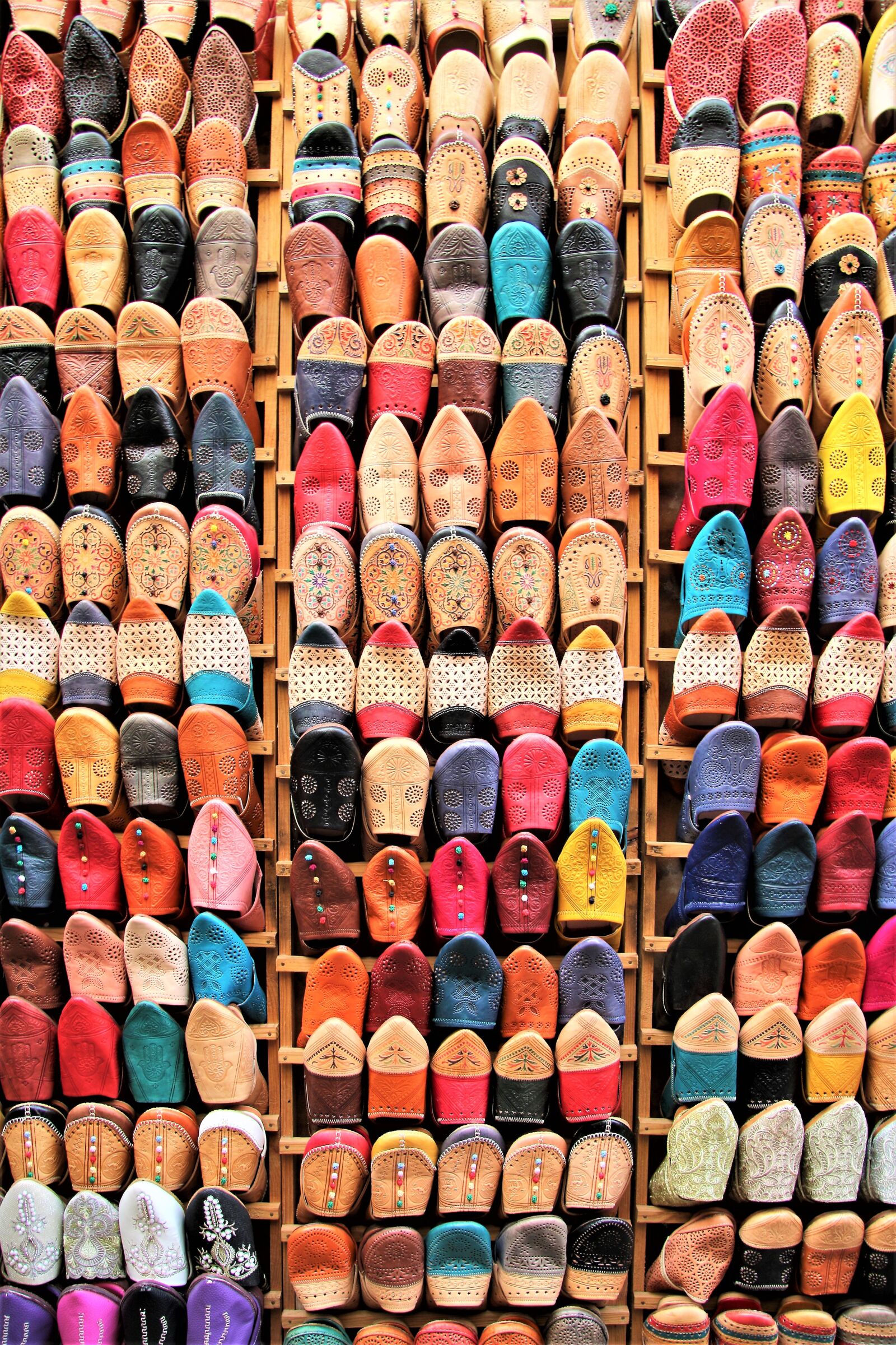 Canon EF-S 17-85mm F4-5.6 IS USM sample photo. Shoes, sales stand, tradition photography