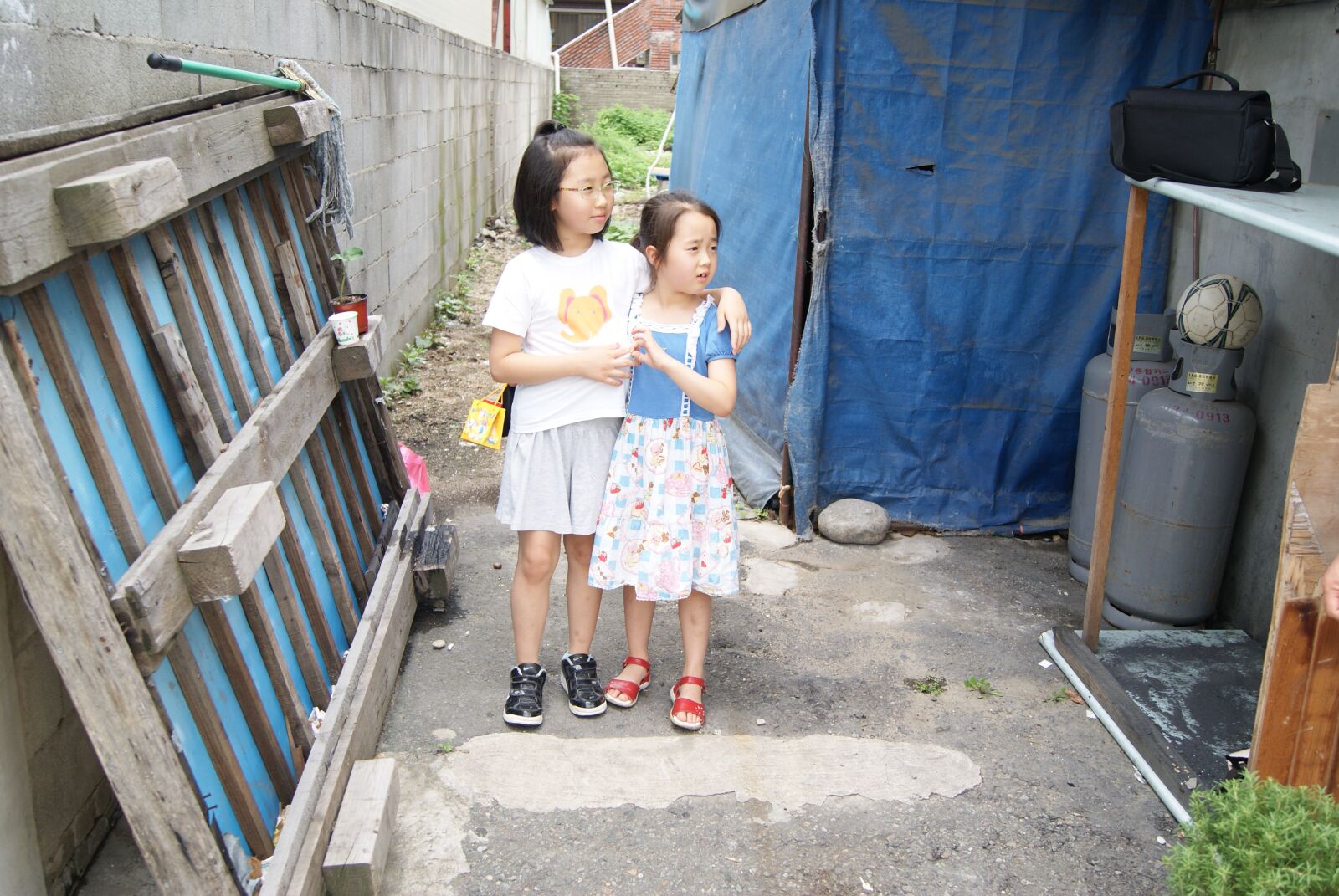 Sony Alpha DSLR-A230 sample photo. Sister, sister and brother photography