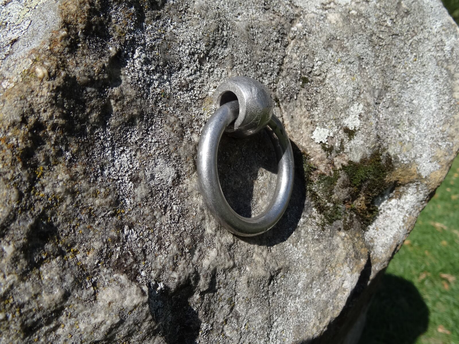 Sony DSC-HX50 sample photo. Eyelet, metal, mount photography