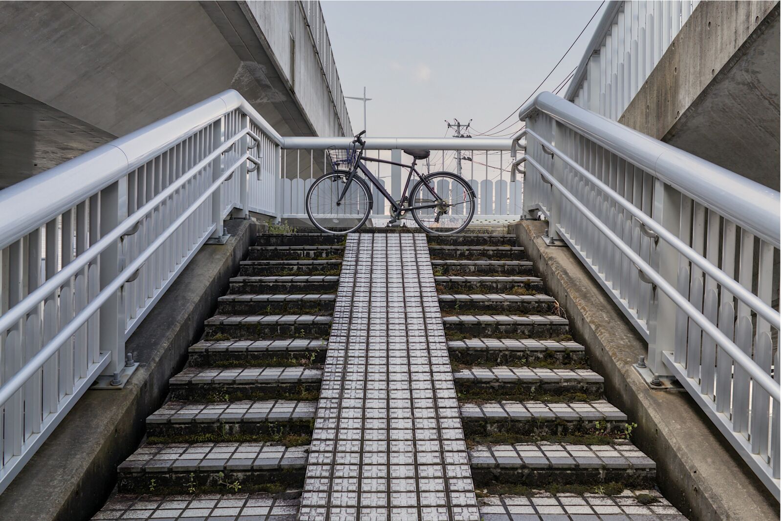 Canon EOS 200D (EOS Rebel SL2 / EOS Kiss X9) sample photo. Bicycle, stairs, bike photography