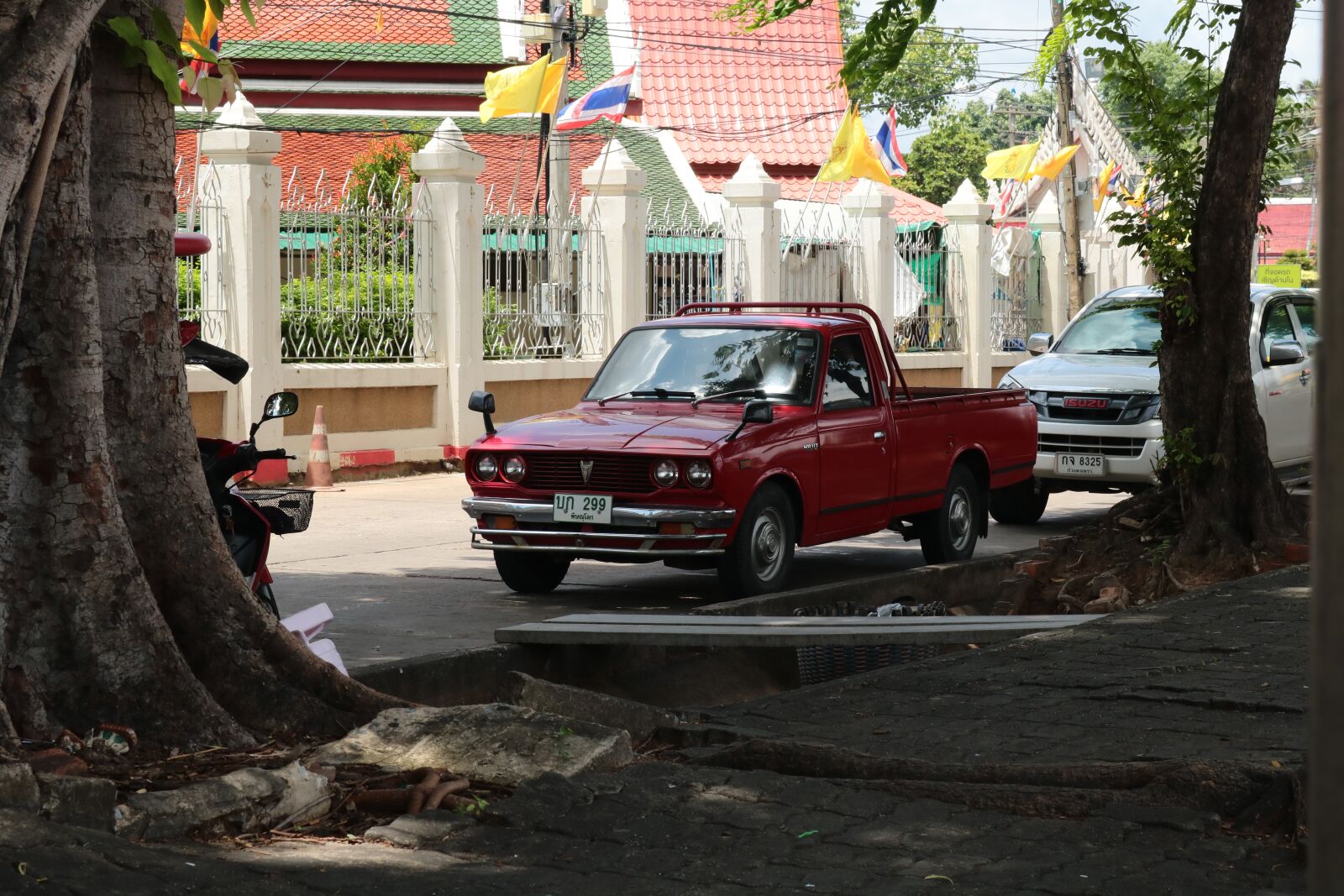 Canon EOS 750D (EOS Rebel T6i / EOS Kiss X8i) sample photo. The car, tourism, red photography