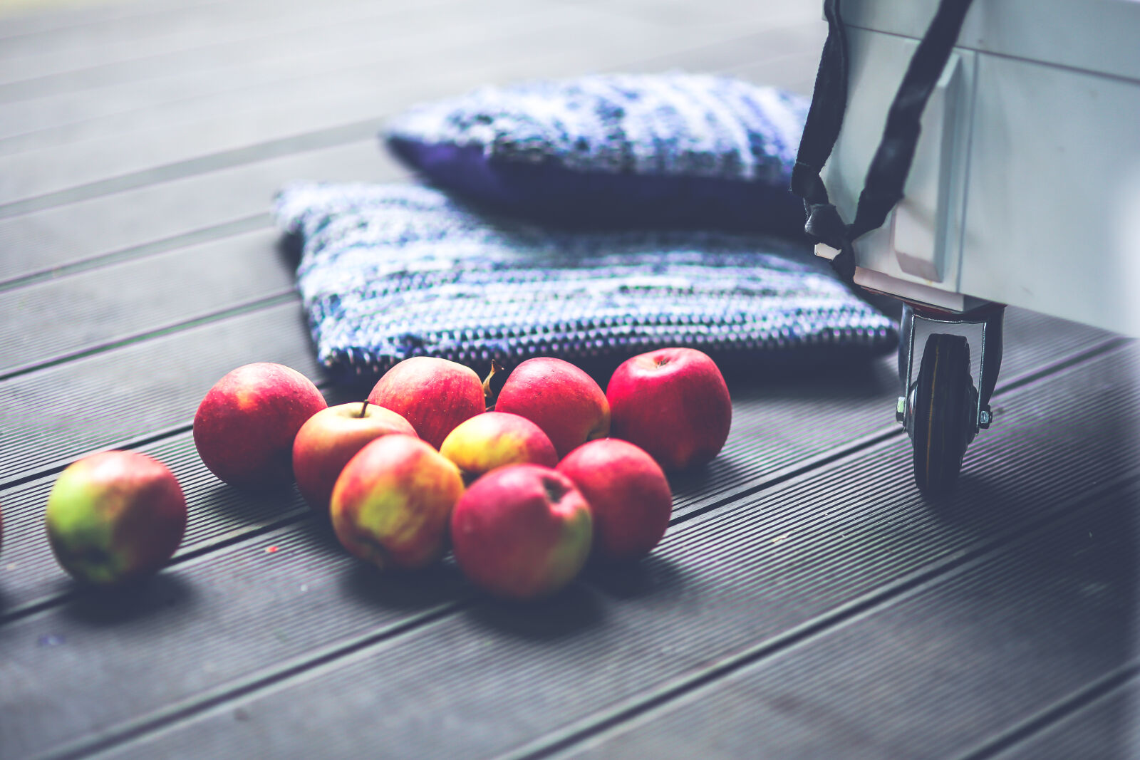 Sigma 85mm F1.4 EX DG HSM sample photo. Red, apples, on, the photography