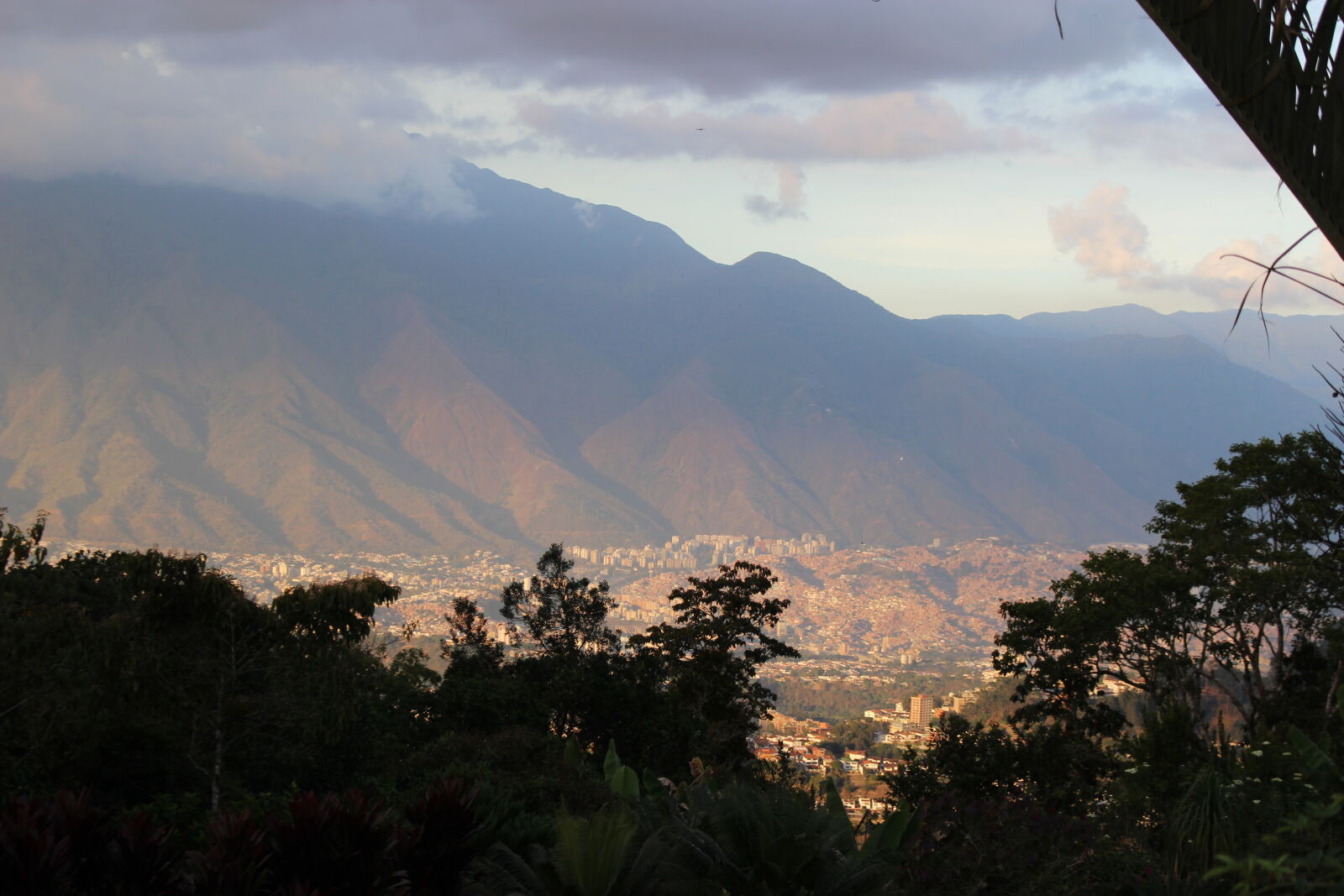Canon EOS 100D (EOS Rebel SL1 / EOS Kiss X7) sample photo. City, clouds, landsape, mountain photography