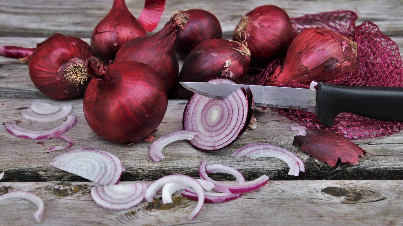 Canon EOS 80D sample photo. Onion, slices, red photography