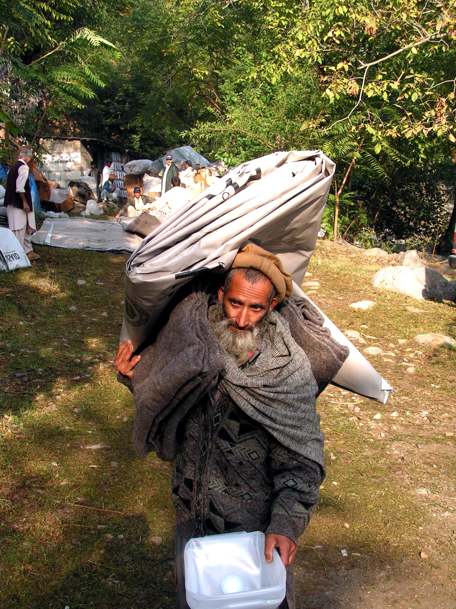 KONICA MINOLTA DiMAGE Z2 sample photo. Pakistan, villager, carries, supplies photography
