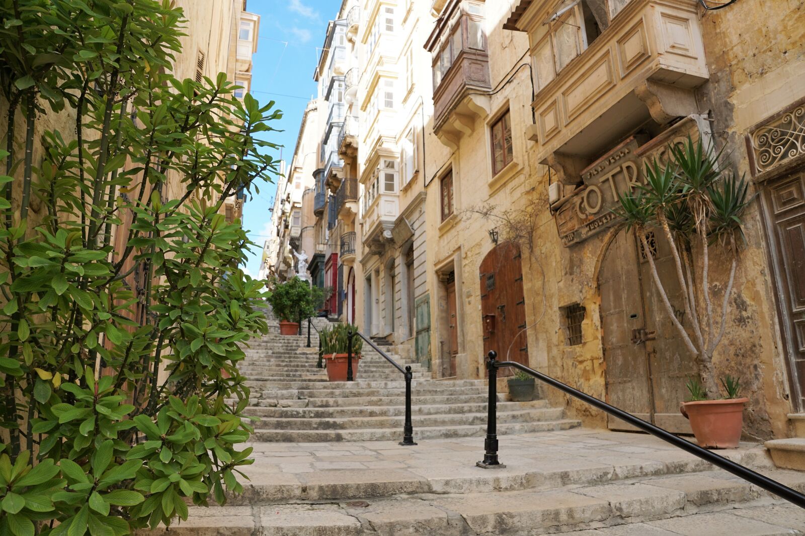 Sony ILCA-77M2 + Sony DT 16-50mm F2.8 SSM sample photo. Valetta, malta, road photography