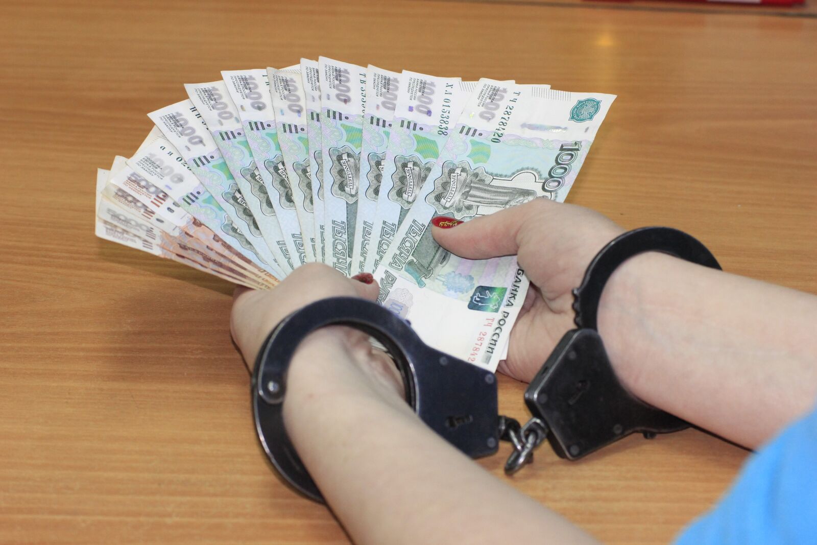 Canon EOS 600D (Rebel EOS T3i / EOS Kiss X5) sample photo. Handcuffs, money, corruption photography