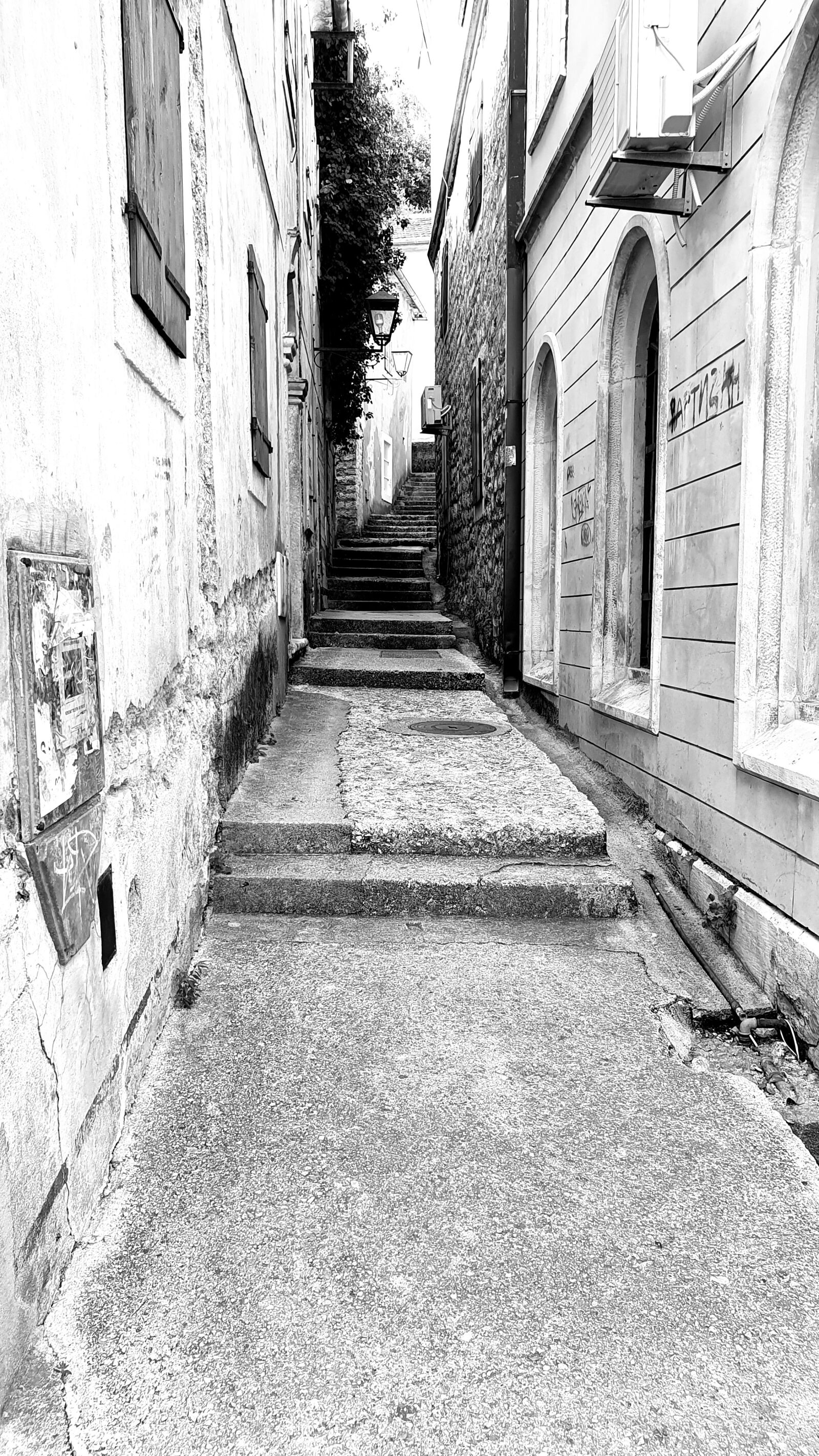 Samsung Galaxy S10 sample photo. Alley, black and white photography