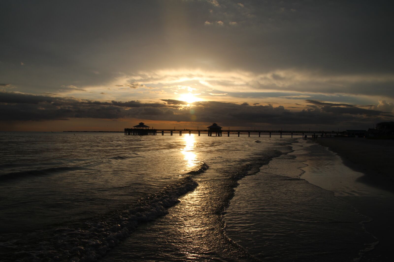 Canon EOS 700D (EOS Rebel T5i / EOS Kiss X7i) sample photo. Sunset, sunbeam, beach photography