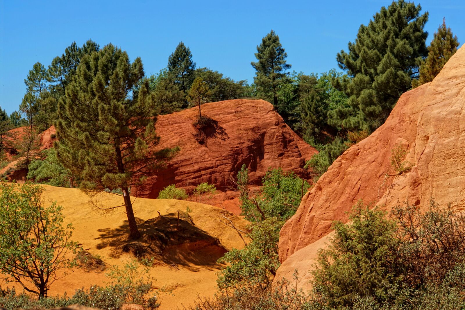 Sony E 18-200mm F3.5-6.3 OSS LE sample photo. Rustrel, roussillon, nature photography