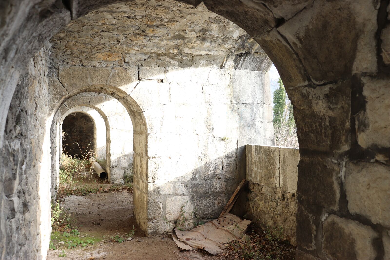 Canon EOS 200D (EOS Rebel SL2 / EOS Kiss X9) sample photo. Arch, architecture, light photography