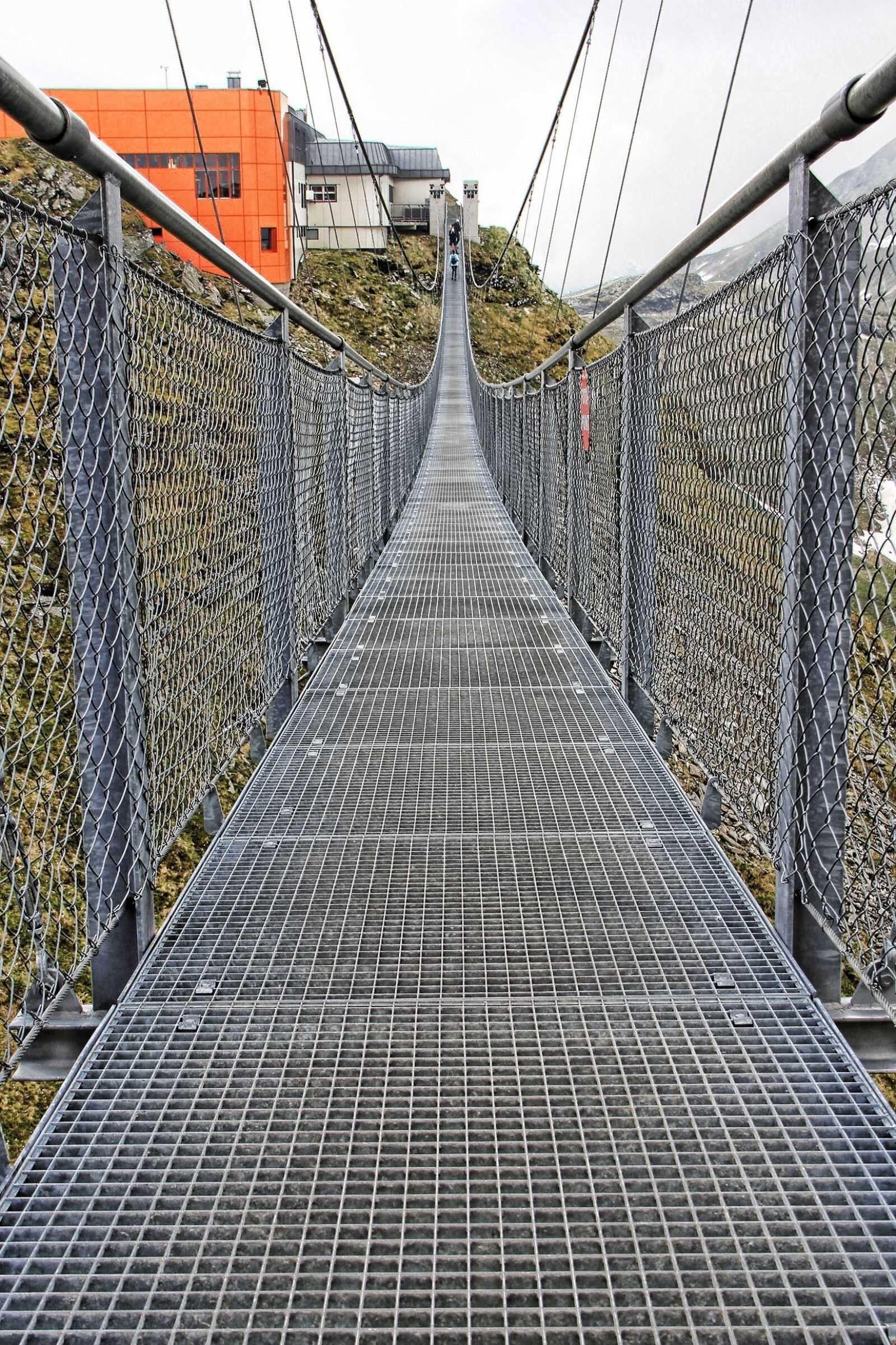 Canon EOS 550D (EOS Rebel T2i / EOS Kiss X4) sample photo. Bridge, away, metal photography