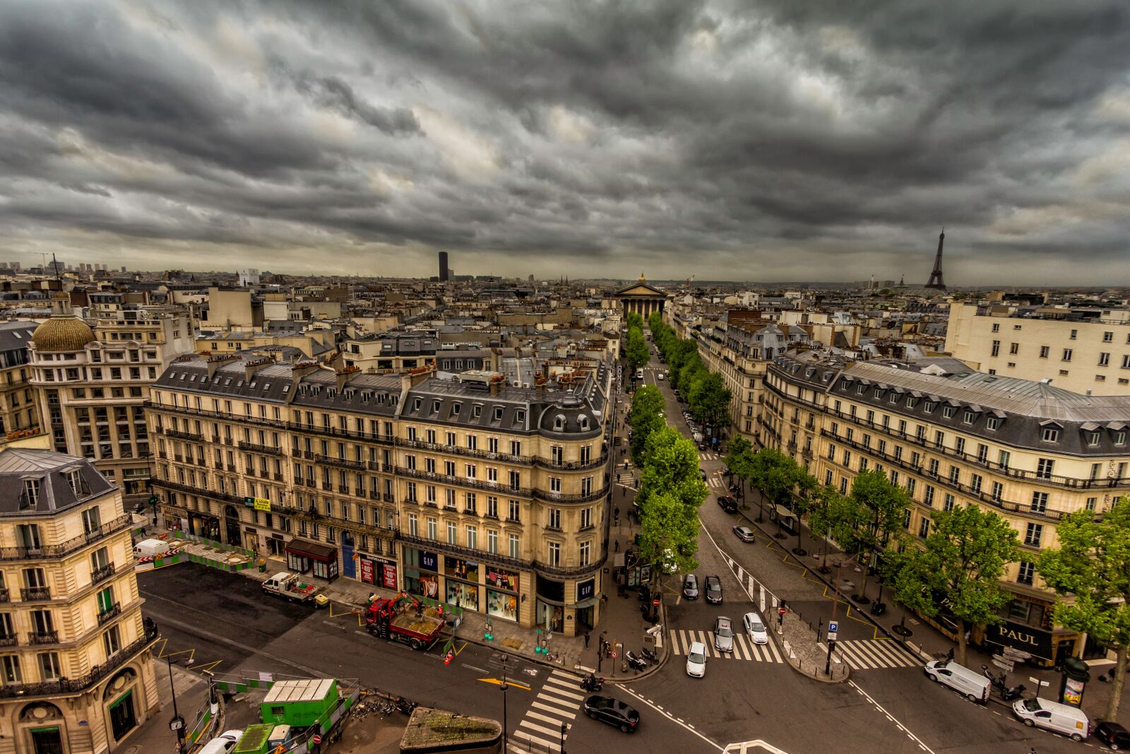 Canon EOS 60D + Canon EF-S 10-22mm F3.5-4.5 USM sample photo. Paris, perspective, tourists photography