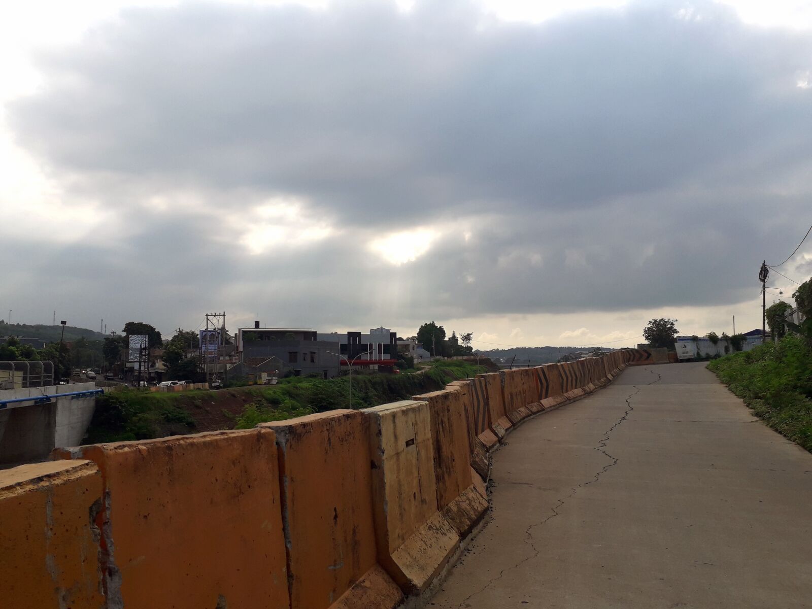 Samsung Galaxy J4 sample photo. Sky, road, street photography