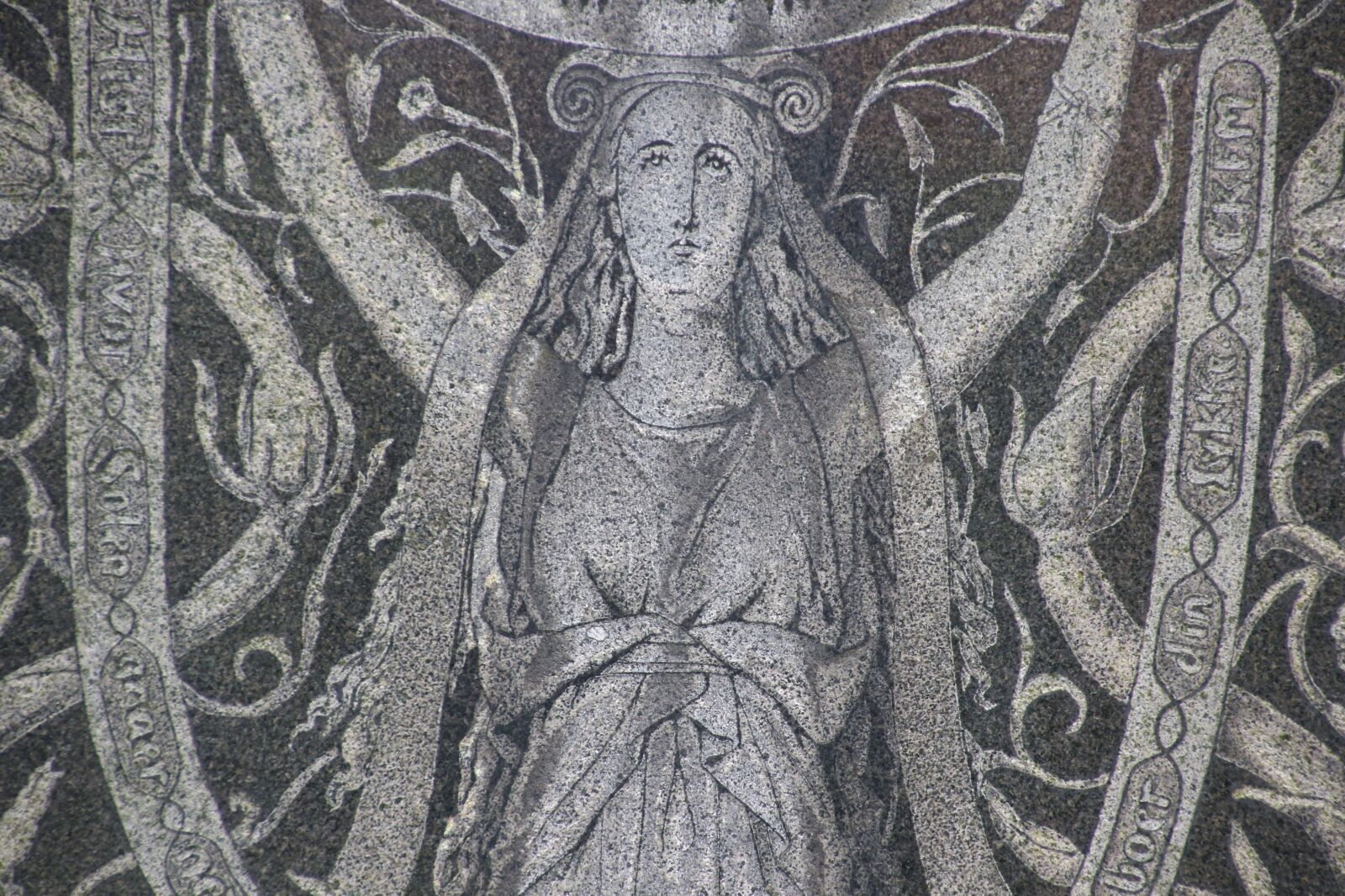 Canon EOS 7D Mark II sample photo. Carved, stone, curly, dress photography