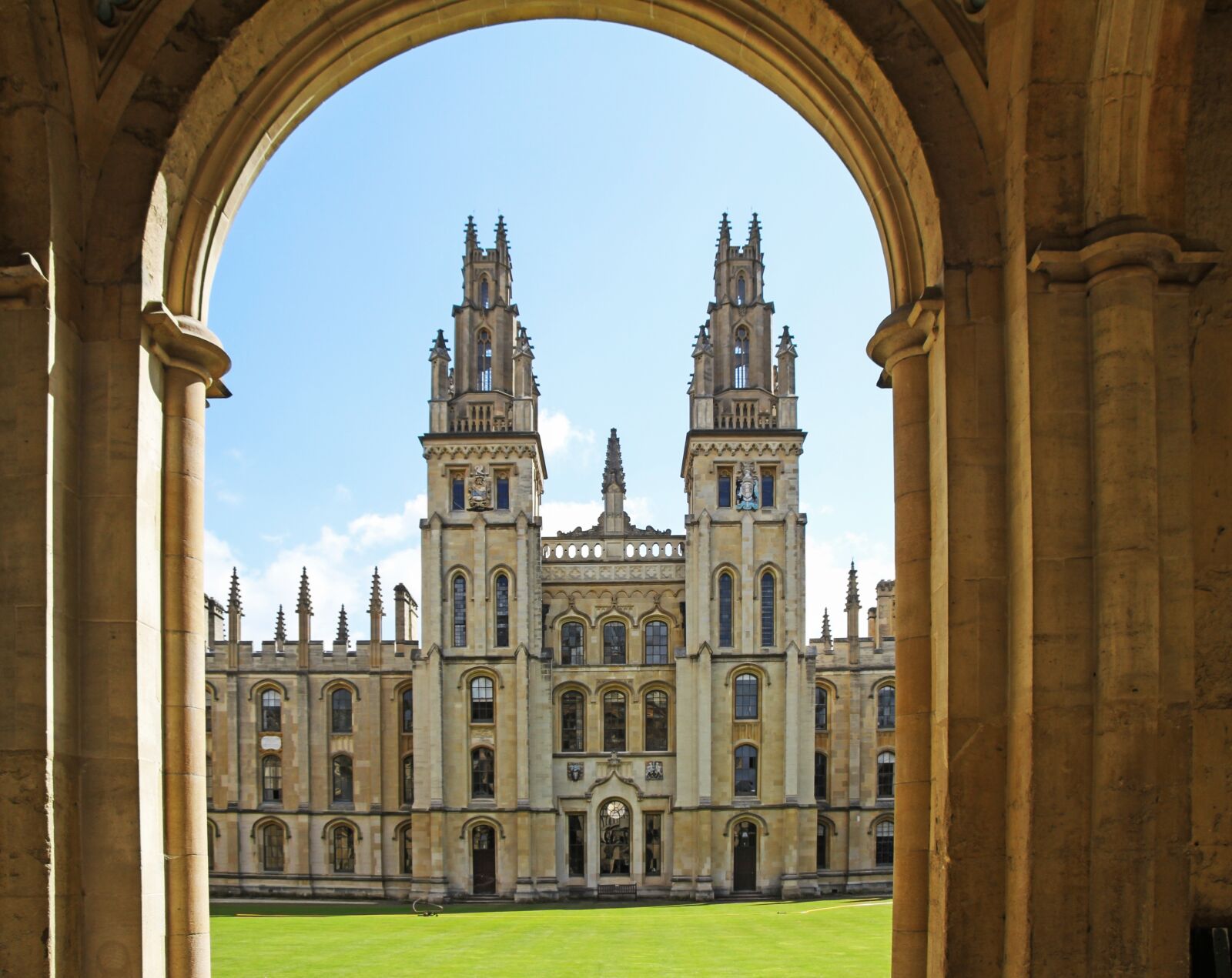Canon EOS 7D + Canon EF-S 17-85mm F4-5.6 IS USM sample photo. All souls college, hawks photography