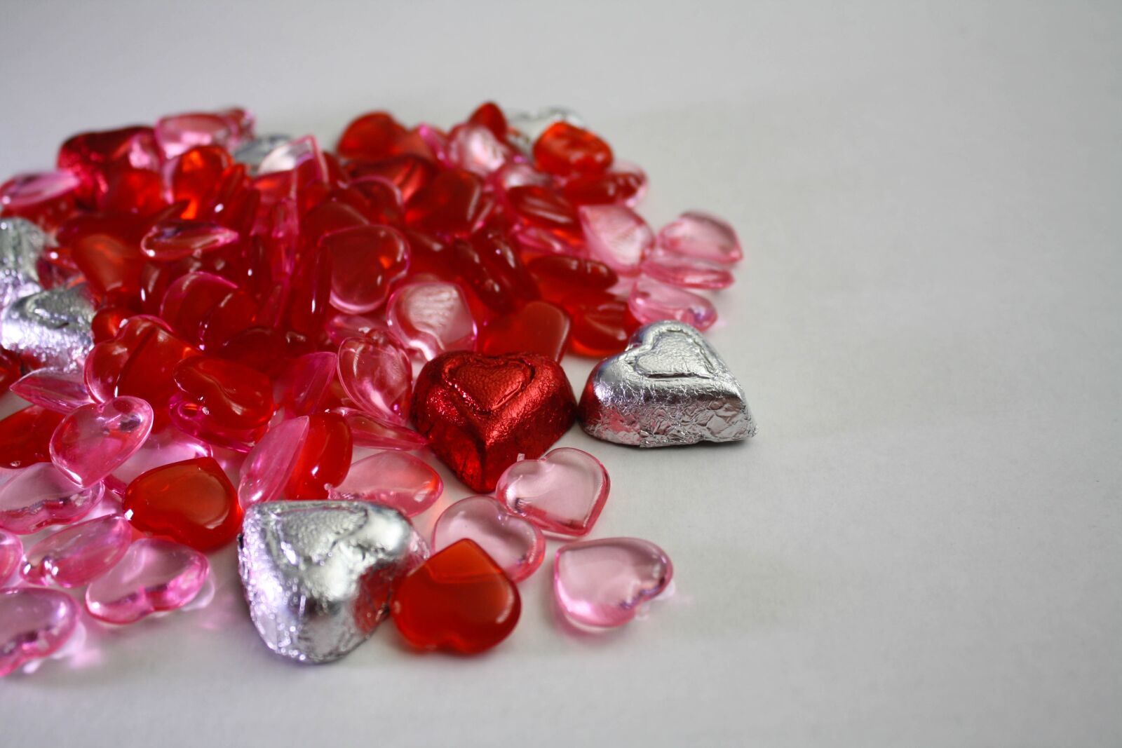 Canon EOS 1000D (EOS Digital Rebel XS / EOS Kiss F) sample photo. Red, isolated, glass photography
