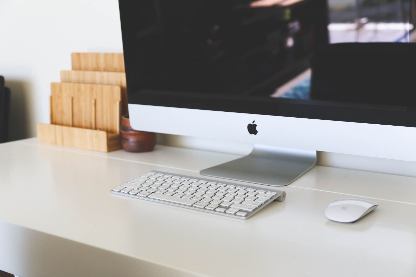 Canon EF 24-105mm F4L IS USM sample photo. Desk, computer, imac, clean photography
