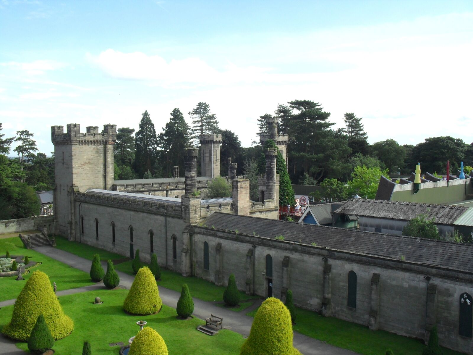 Samsung ES17 / VLUU ES17 /  SL40 /  ES19 sample photo. England, castle, buildings photography