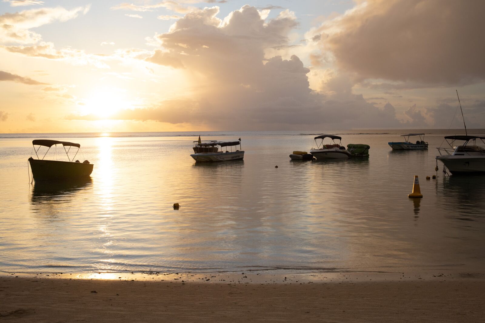 Canon EOS R + Canon RF 50mm F1.2L USM sample photo. Beach, mauritius, boats photography