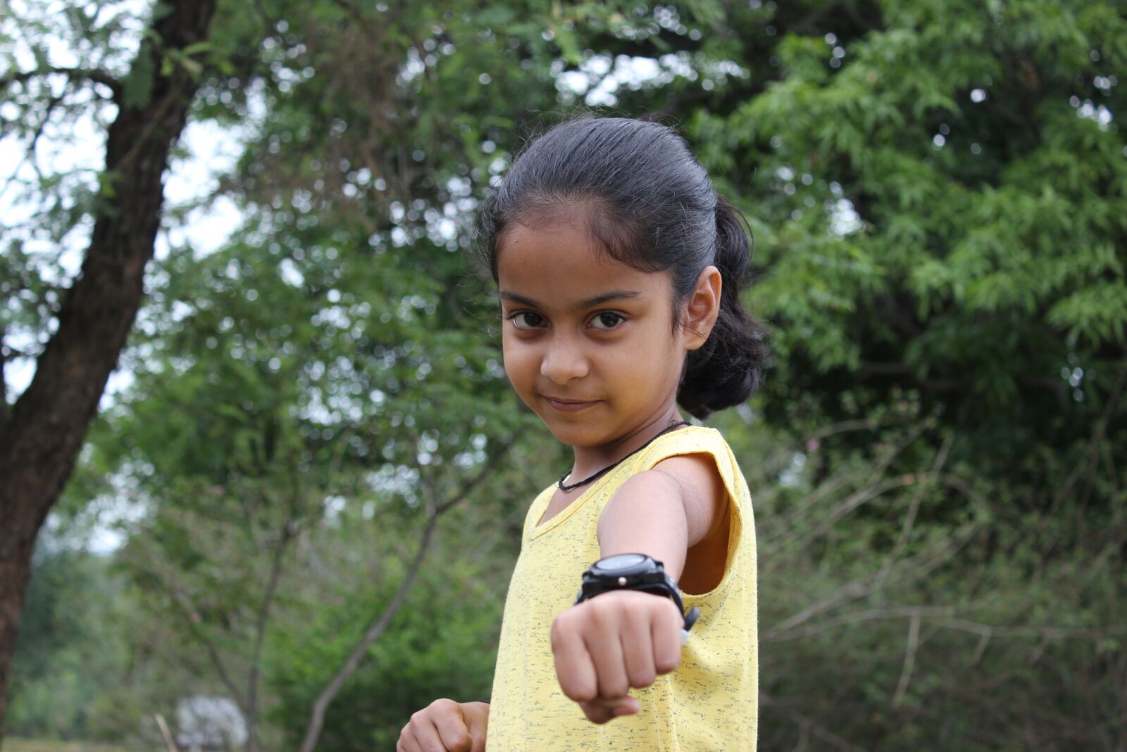 Canon EOS 550D (EOS Rebel T2i / EOS Kiss X4) sample photo. Child, girl, fist photography