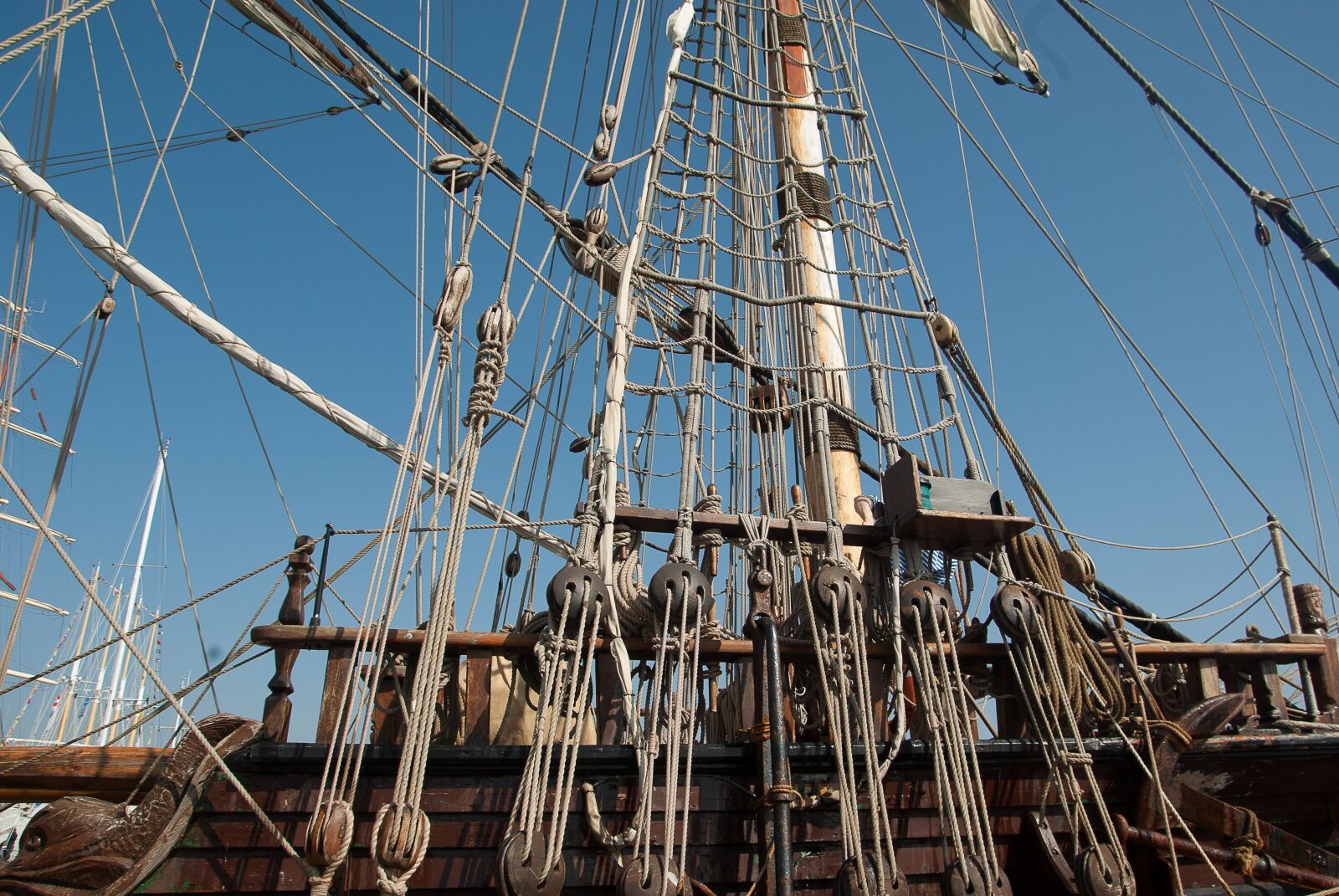 Pentax K10D sample photo. Sailboat, mast, strings photography