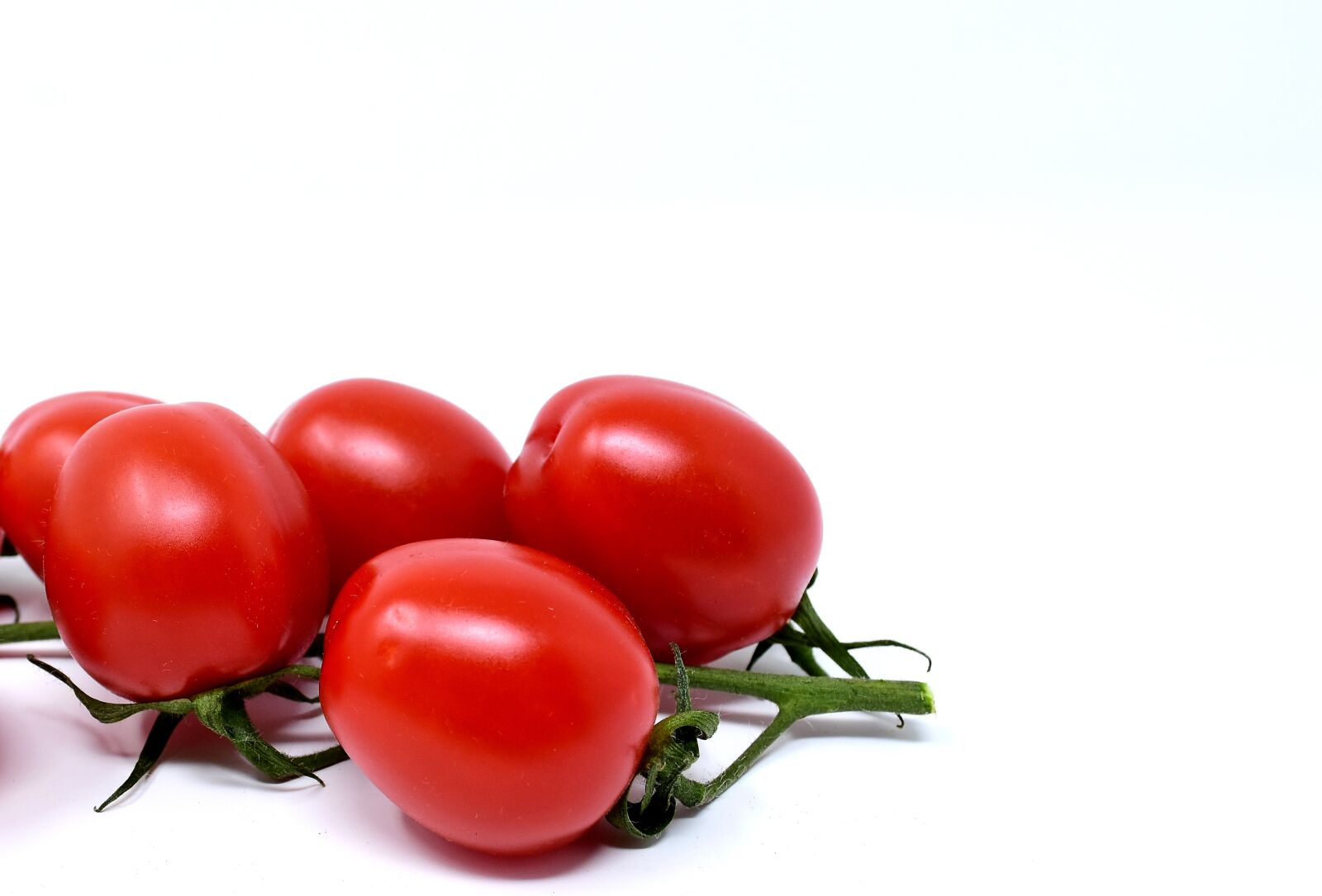 Nikon D7200 sample photo. Tomatoes, trusses, red photography