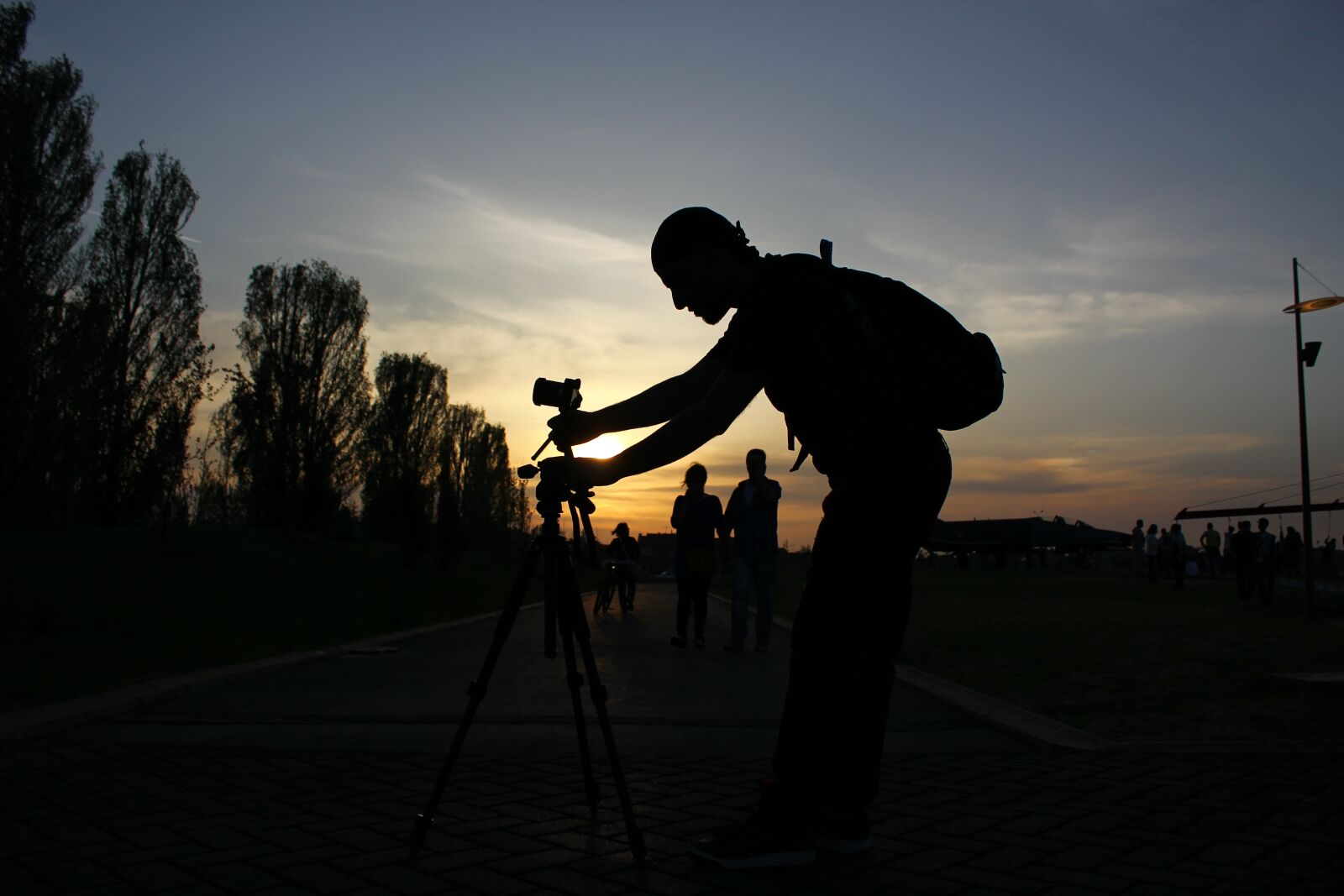 Canon EOS 550D (EOS Rebel T2i / EOS Kiss X4) sample photo. Silhouette, people, sunset photography