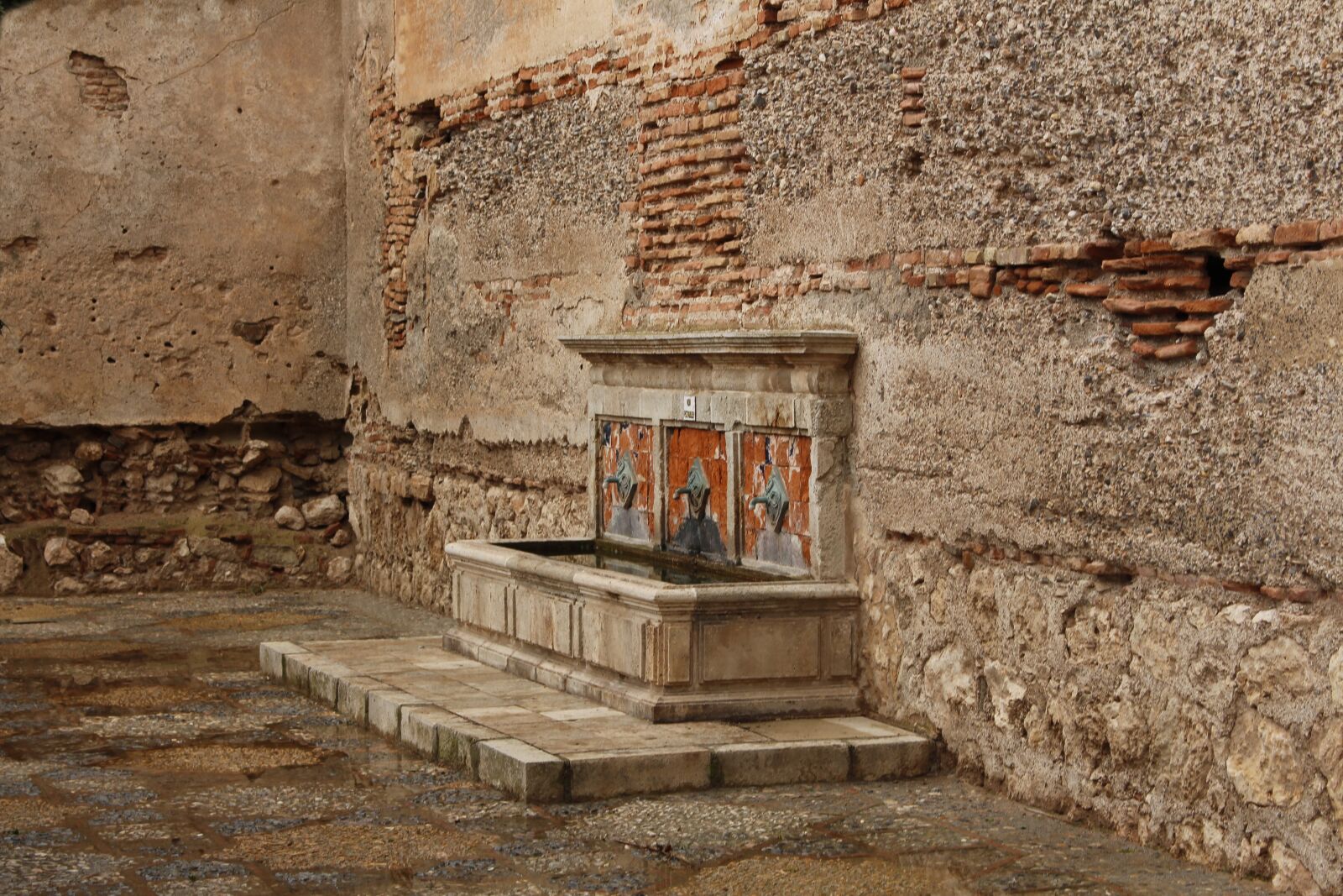 Canon EOS 700D (EOS Rebel T5i / EOS Kiss X7i) sample photo. Architecture, old, wall photography