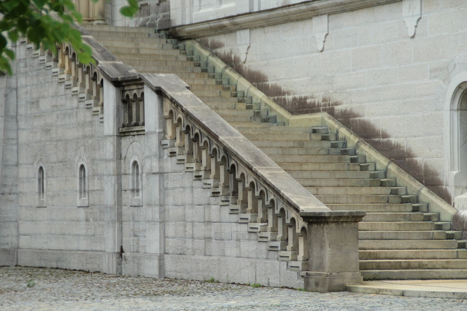 Canon EOS 1200D (EOS Rebel T5 / EOS Kiss X70 / EOS Hi) sample photo. Stairs, neuschwanstein castle, courtyard photography