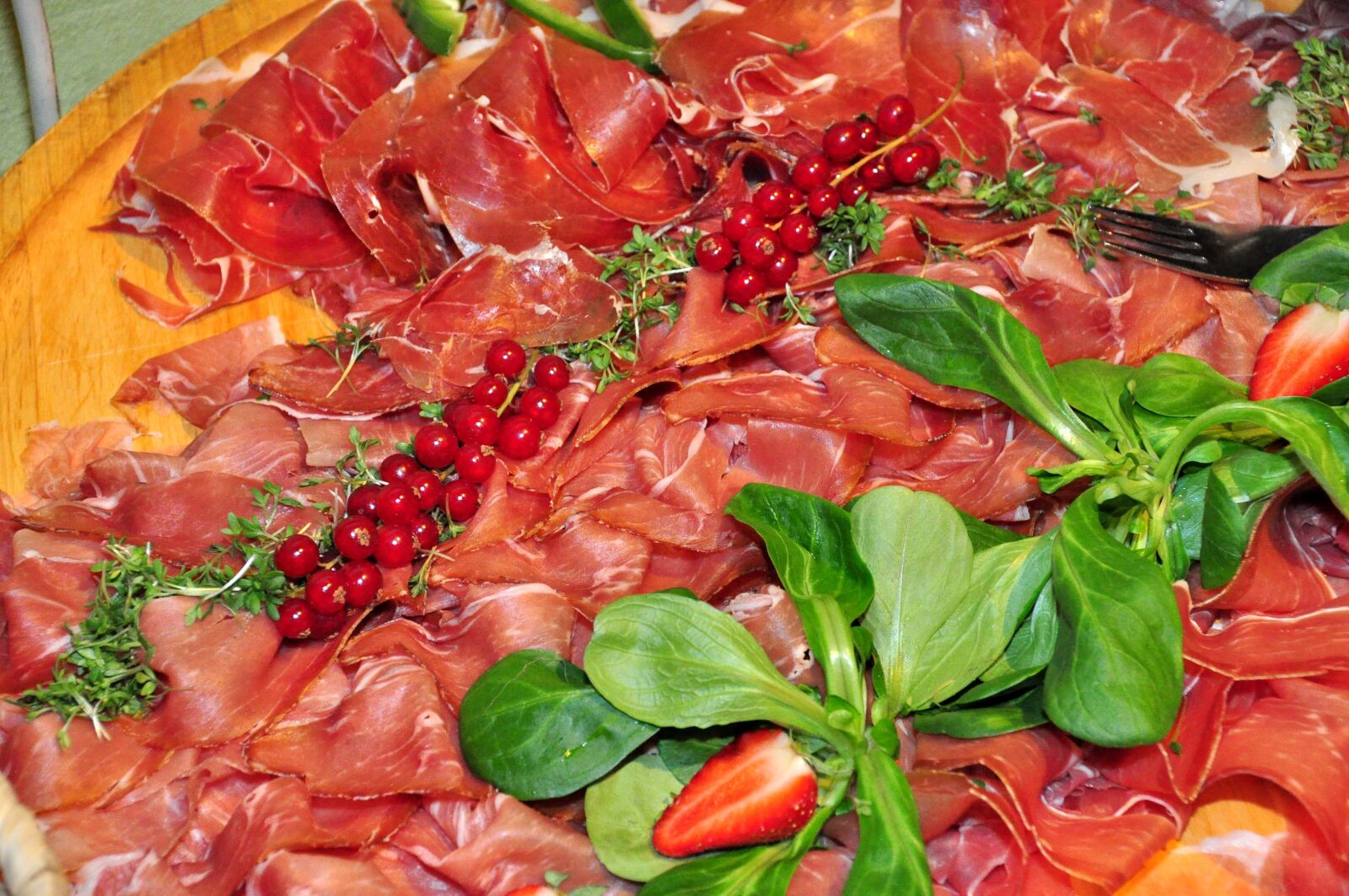 Nikon D5000 sample photo. Breakfast buffet, ham plate photography