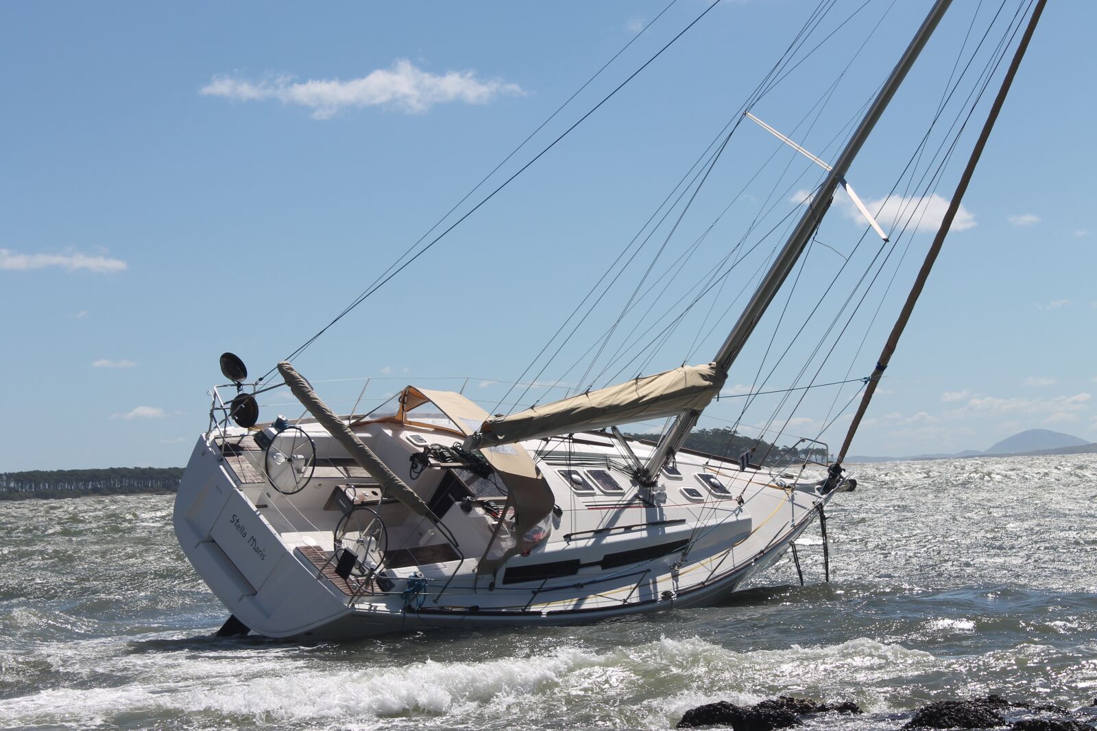 Canon EOS 1100D (EOS Rebel T3 / EOS Kiss X50) sample photo. Sailboat, run aground, boat photography