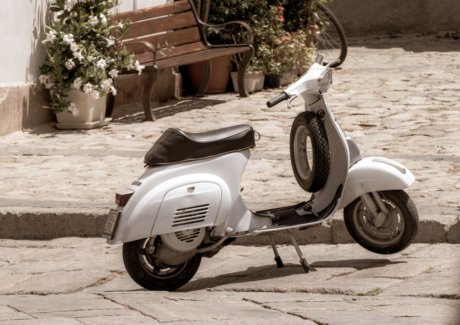 Canon EOS 200D (EOS Rebel SL2 / EOS Kiss X9) sample photo. Roller, motorcycle, vespa photography