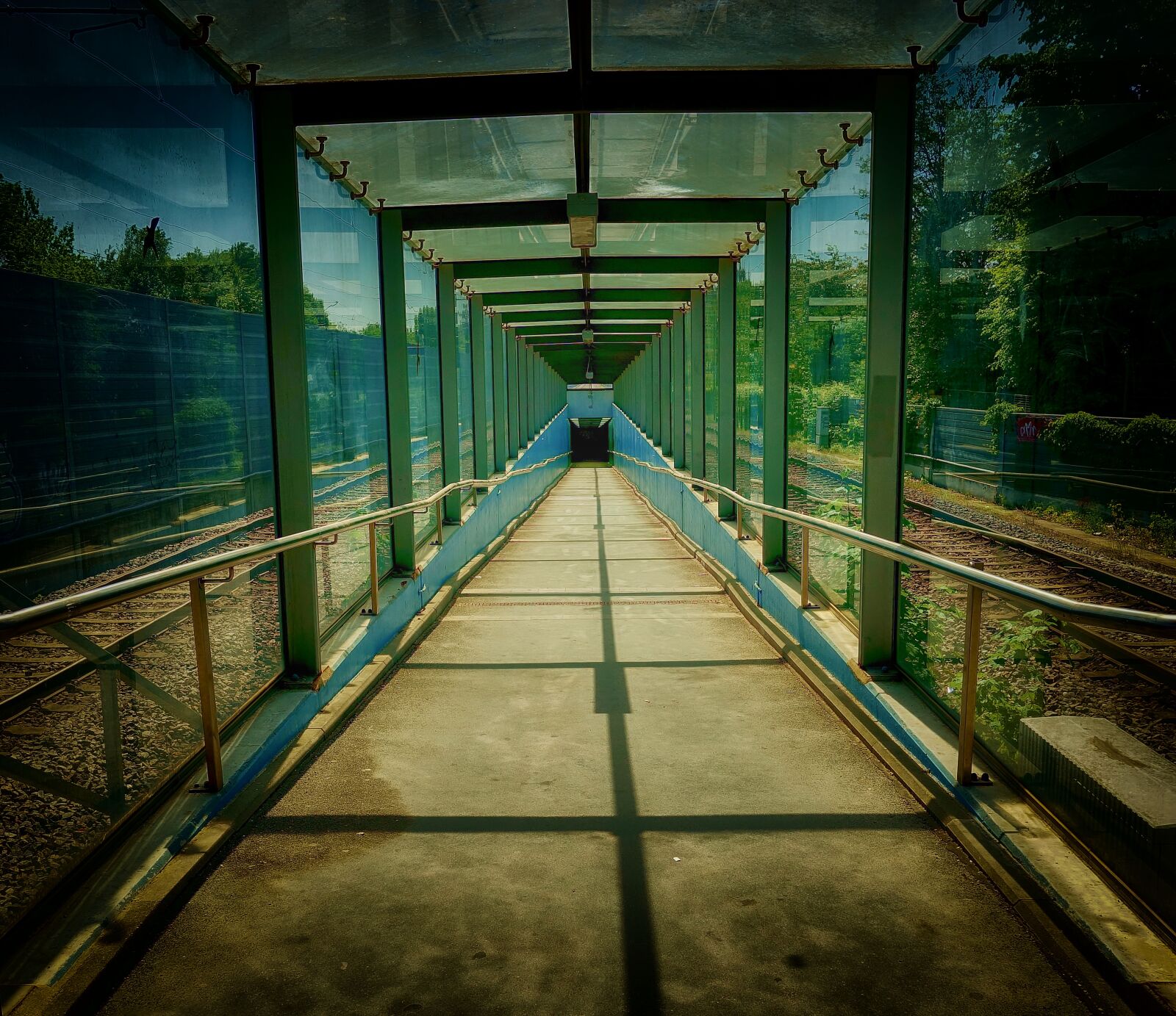Sony DSC-RX100M5 sample photo. Underpass, passage, away photography