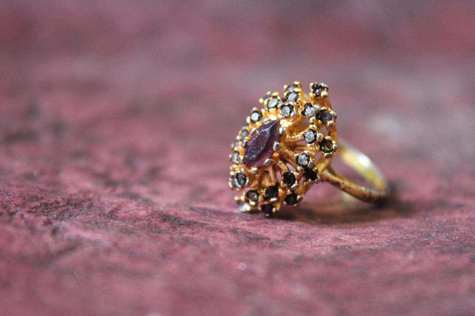 Canon EOS 600D (Rebel EOS T3i / EOS Kiss X5) sample photo. Jewelry, ring, briliant, gold photography