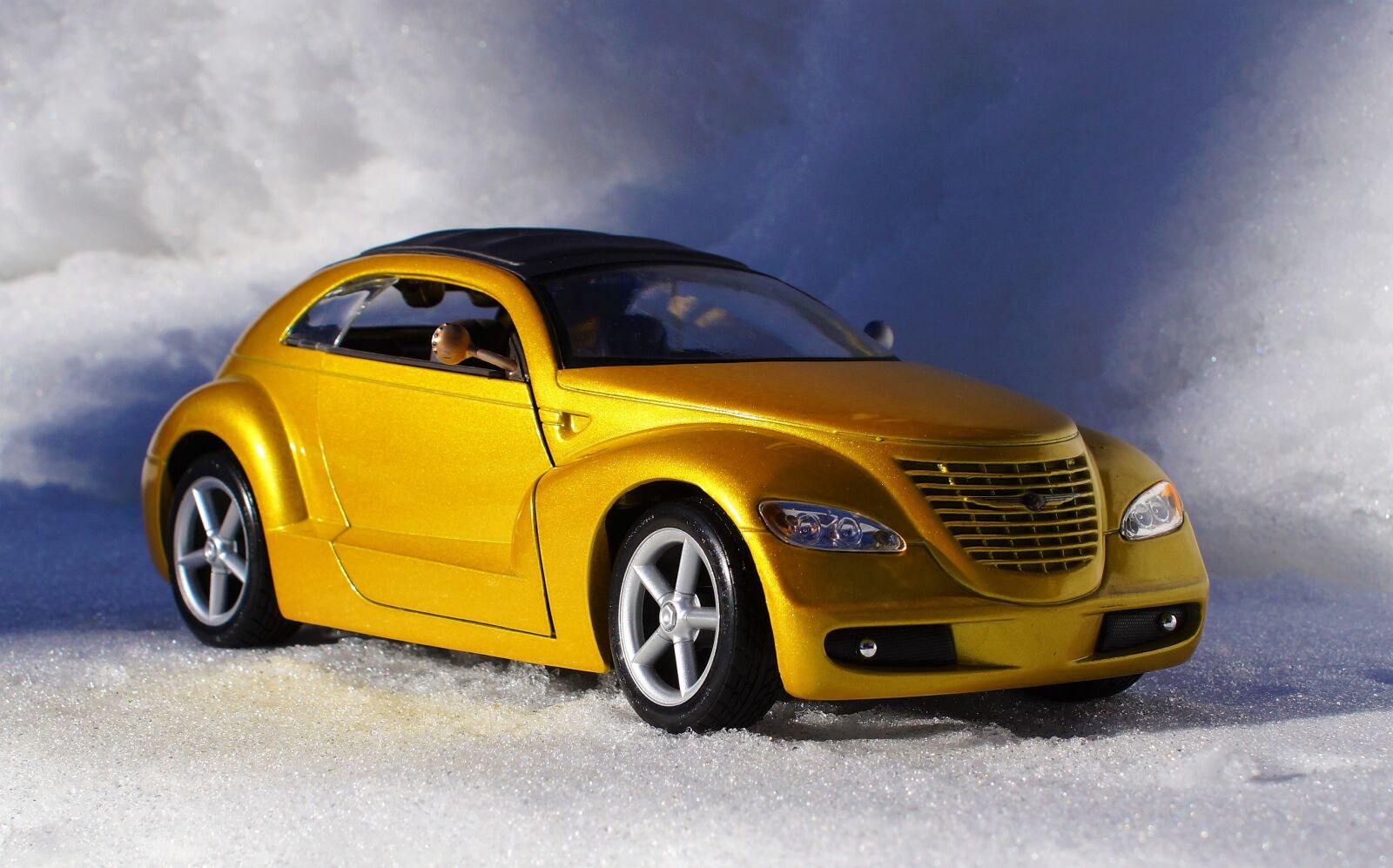 Sony DT 18-70mm F3.5-5.6 sample photo. Model car, chrysler, cruiser photography