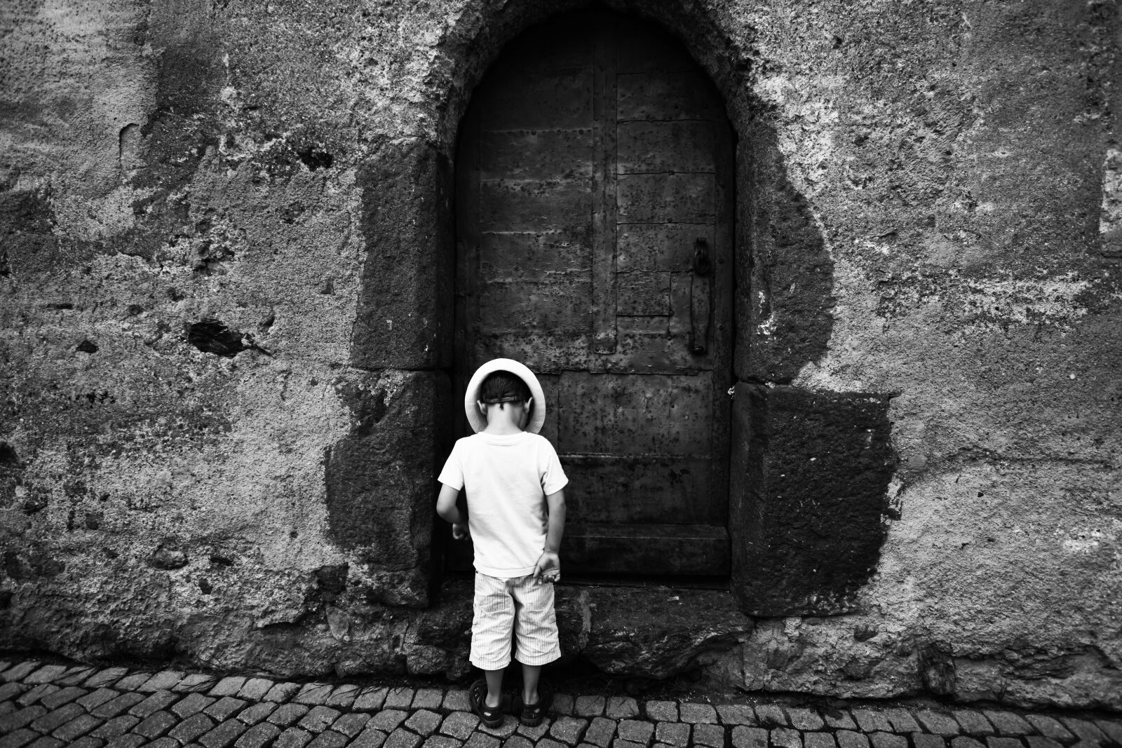 Canon EF 16-35mm F2.8L USM sample photo. Grayscale, photo, of, toddler photography