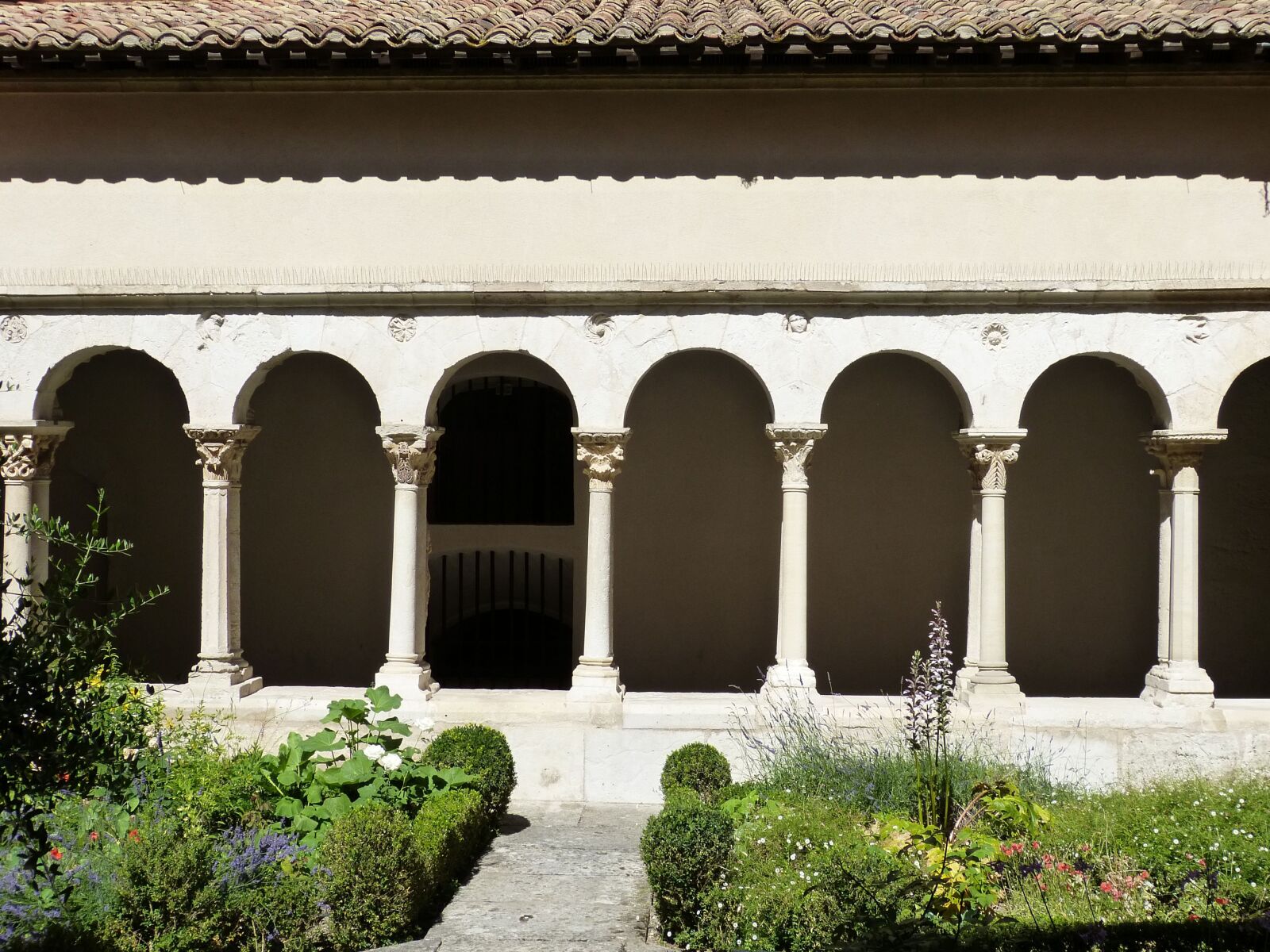 Panasonic Lumix DMC-FZ150 sample photo. Church, cloister, garden photography