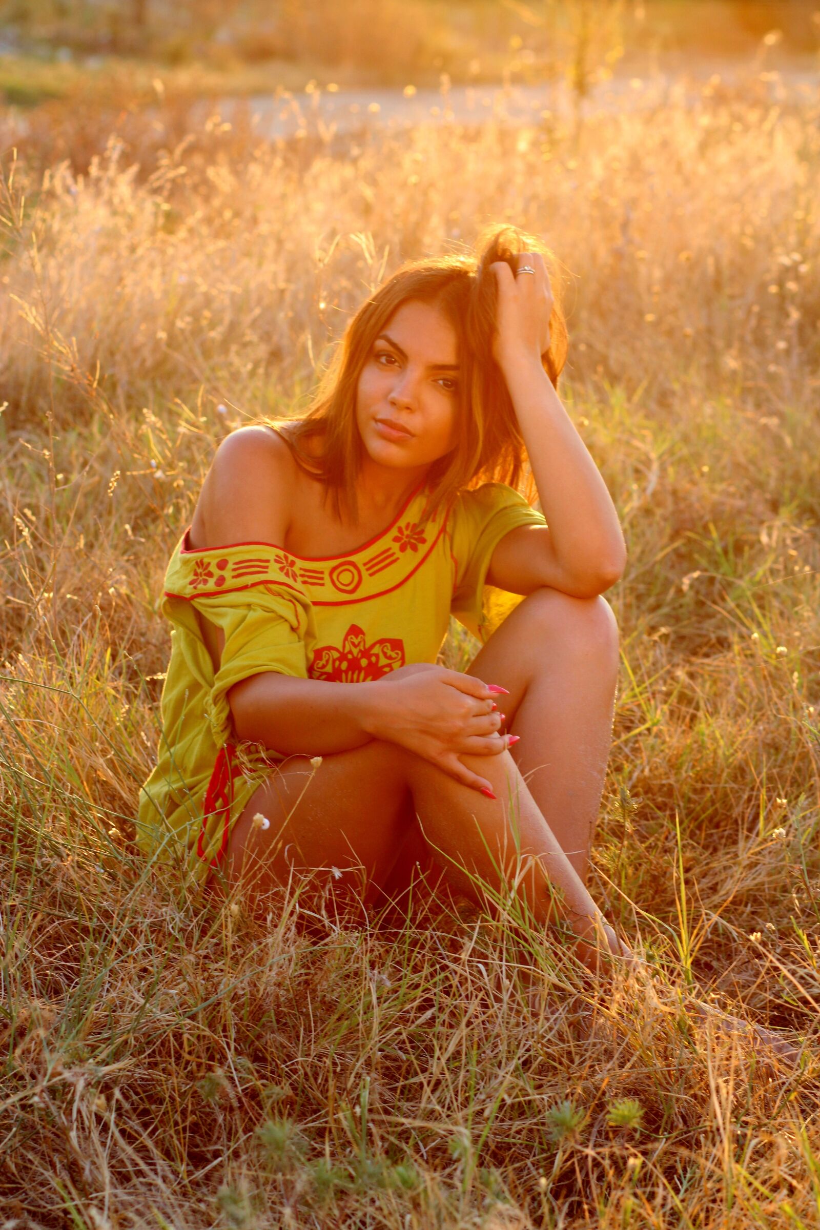 Canon EOS 700D (EOS Rebel T5i / EOS Kiss X7i) + Canon EF 85mm F1.8 USM sample photo. Girl, grass, sunset photography