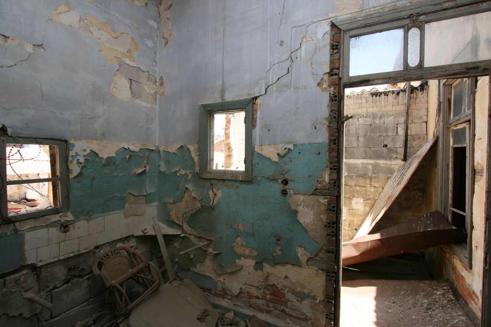 Canon EOS 400D (EOS Digital Rebel XTi / EOS Kiss Digital X) sample photo. Abandoned, old paint, lost photography