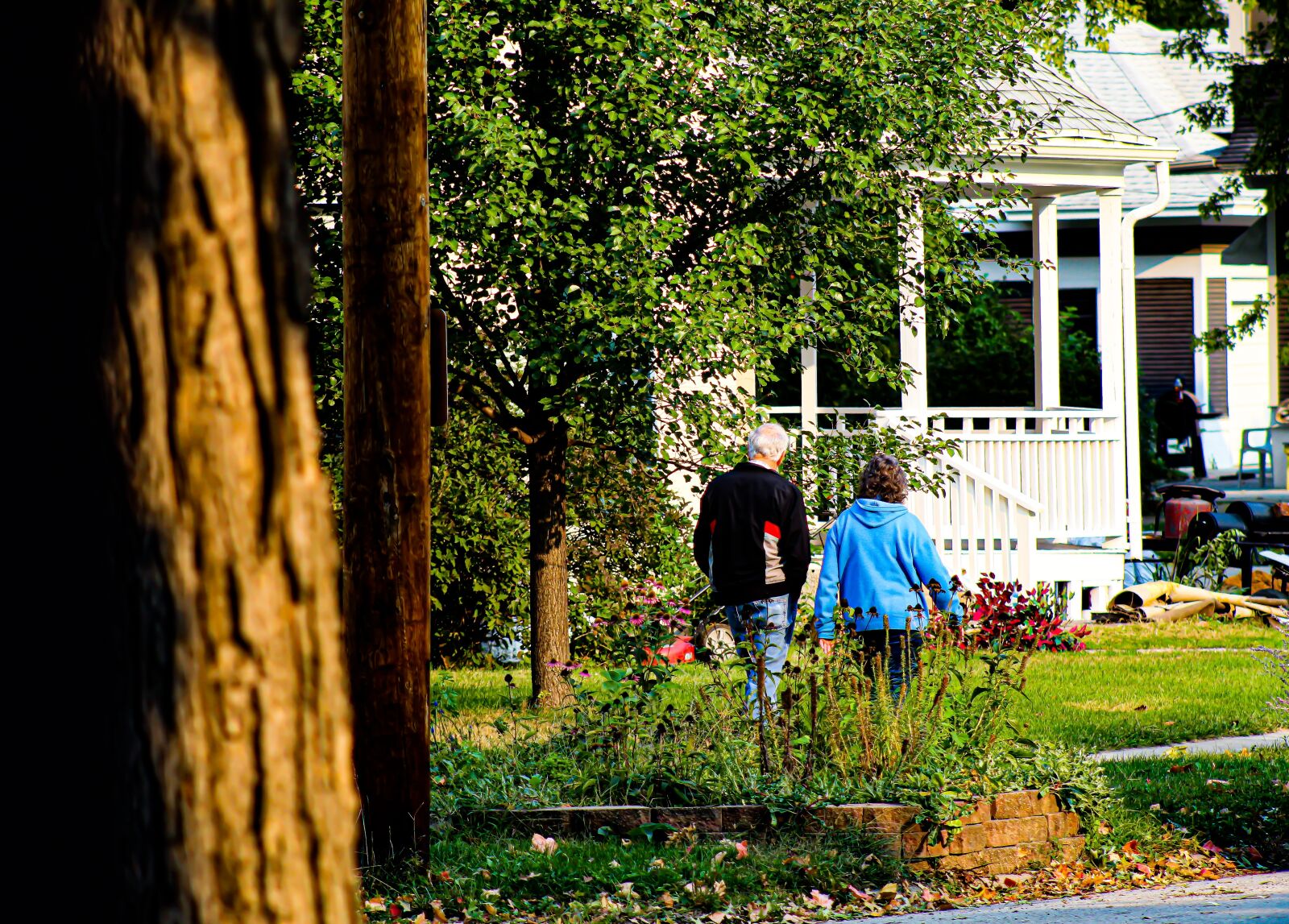 EF75-300mm f/4-5.6 sample photo. Couple, people, walking photography